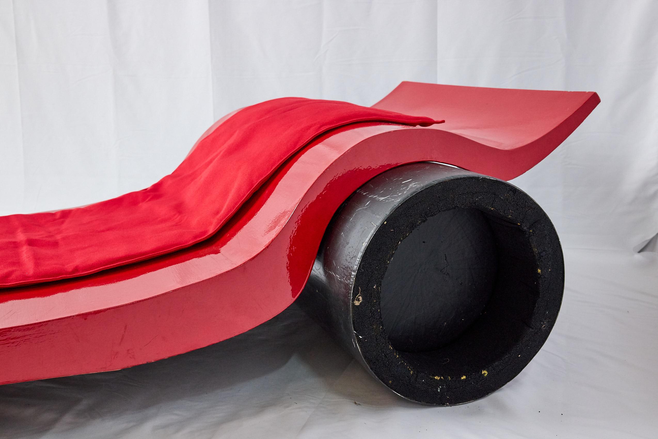 Lettino del XX secolo ispirato alla Ferrari e originariamente realizzato su misura in Italia per un collezionista di auto. Un bolster a forma di ruota largo 43