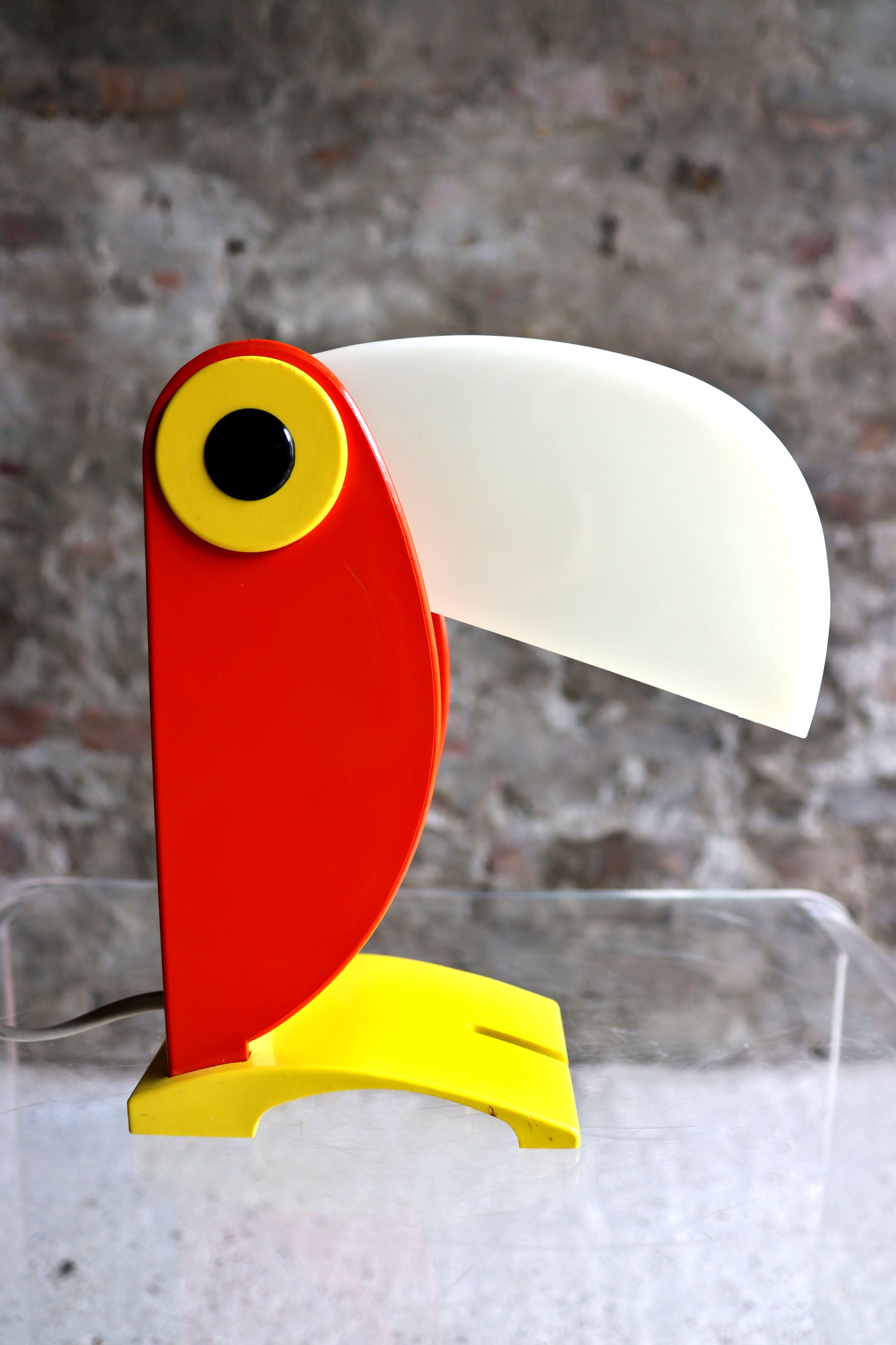 In 1964, Enea Ferrari, a young Veronese designer, founded Old Timer Ferrari, a company specializing in the production of objects, accessories and lighting fixtures. In 1970, he launched the Toucan Lamp, the first children’s lamp made of