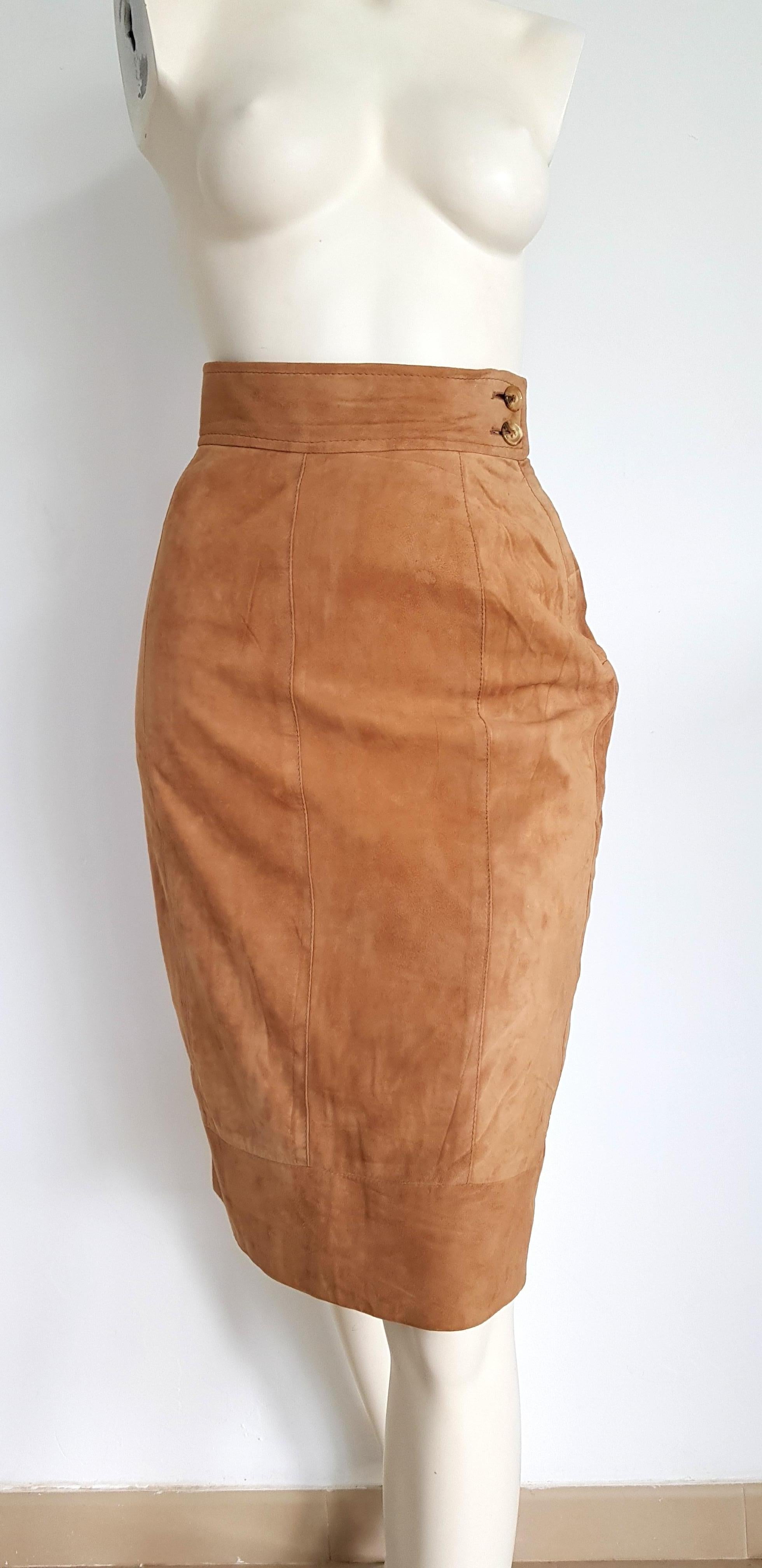 FERRÉ light brown suede skirt - Unworn, New.

SIZE: equivalent to about Small / Medium, please review approx measurements as follows in cm: lenght 68, waist circumference 67, hip circumference 96. 
TO CONVERT: cm x 0.39 = inch.
Measurements provided