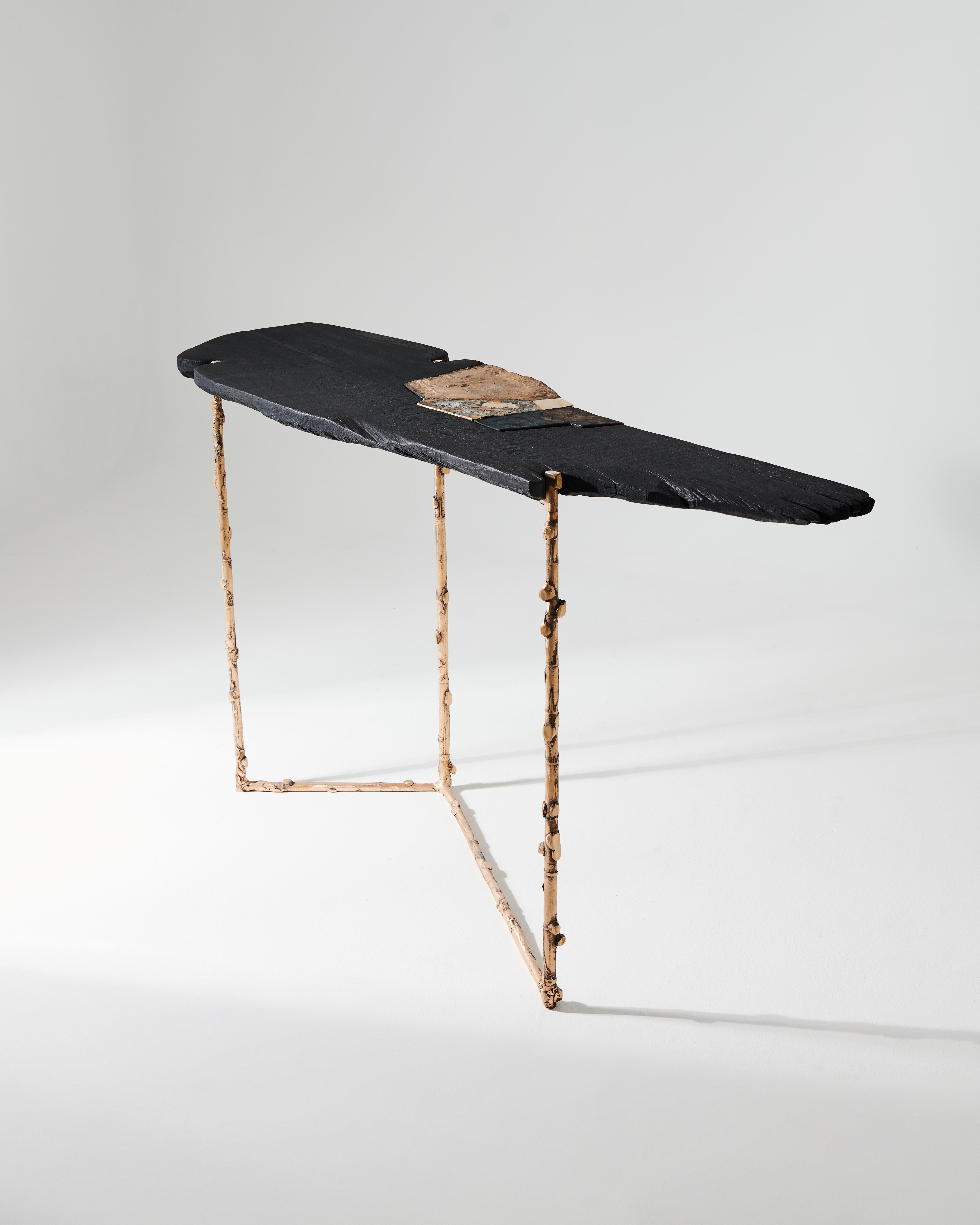 Consola con estructura de bronce fundido, tapa de madera quemada con técnica shou sugi ban y detalles de bronce


