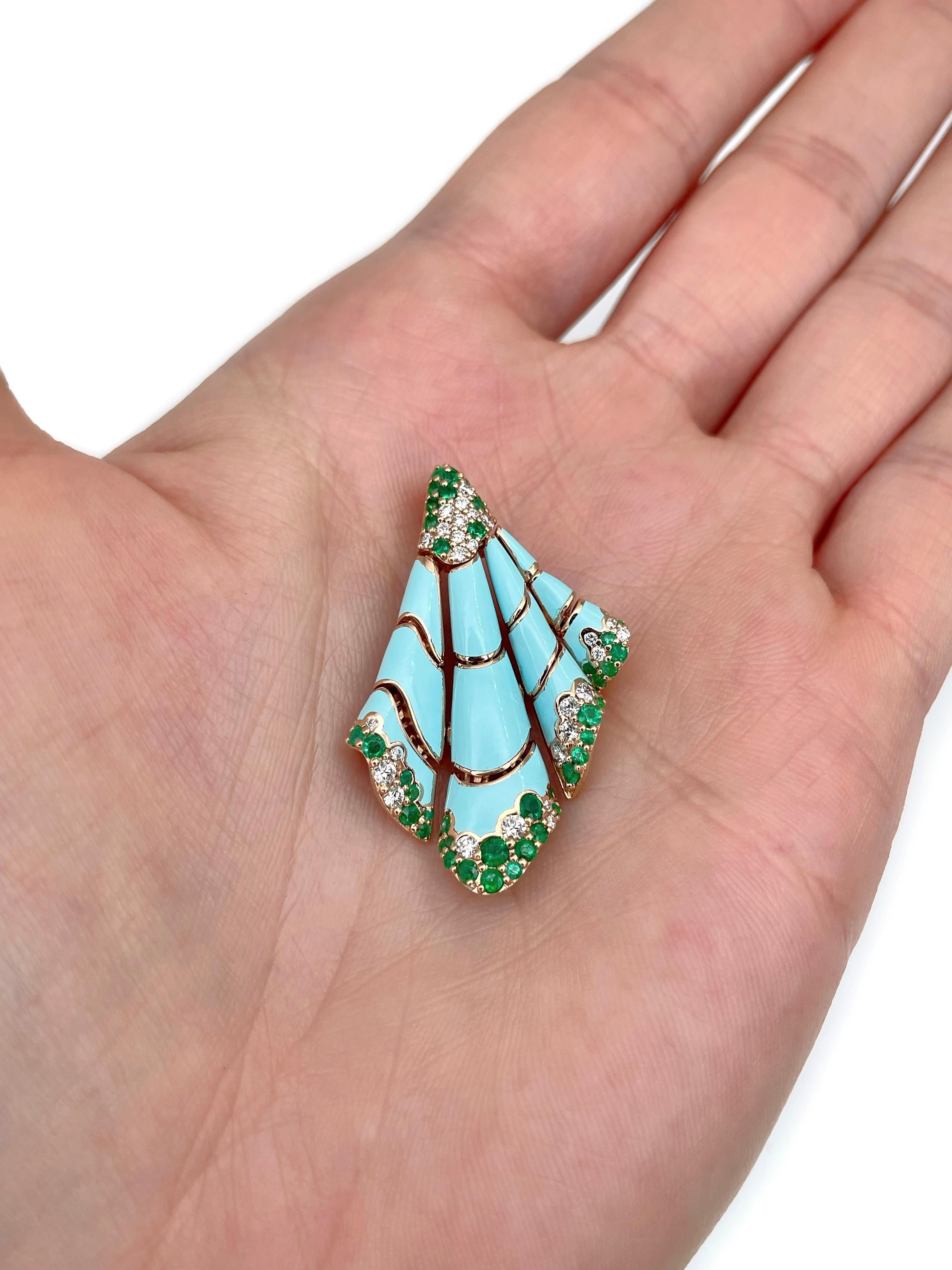 Il s'agit d'un étonnant pendentif conçu par la société italienne de joaillerie Ferrari Firenze (connue autrefois sous le nom de Ferrari Firenze). 

La pièce est réalisée en or 18 carats. Il est orné d'émeraudes, de diamants et d'émail bleu clair.
