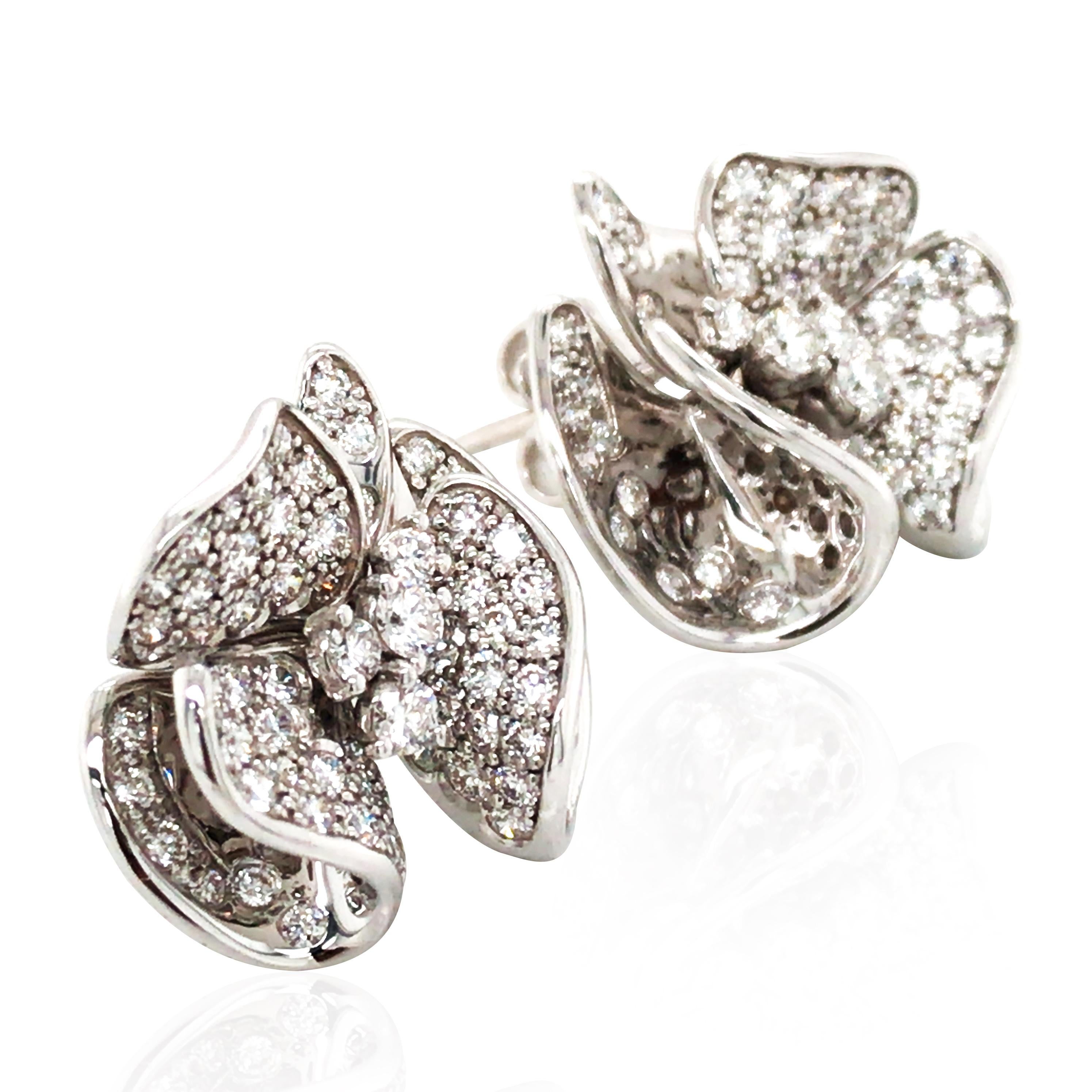 Ferri Firenze, Orecchini con diamanti in oro 18 carati. Totale diamanti circa 1,87ct

Peso: 11,7 grammi
Misura: 1,7*1,8cm
Timbro: 