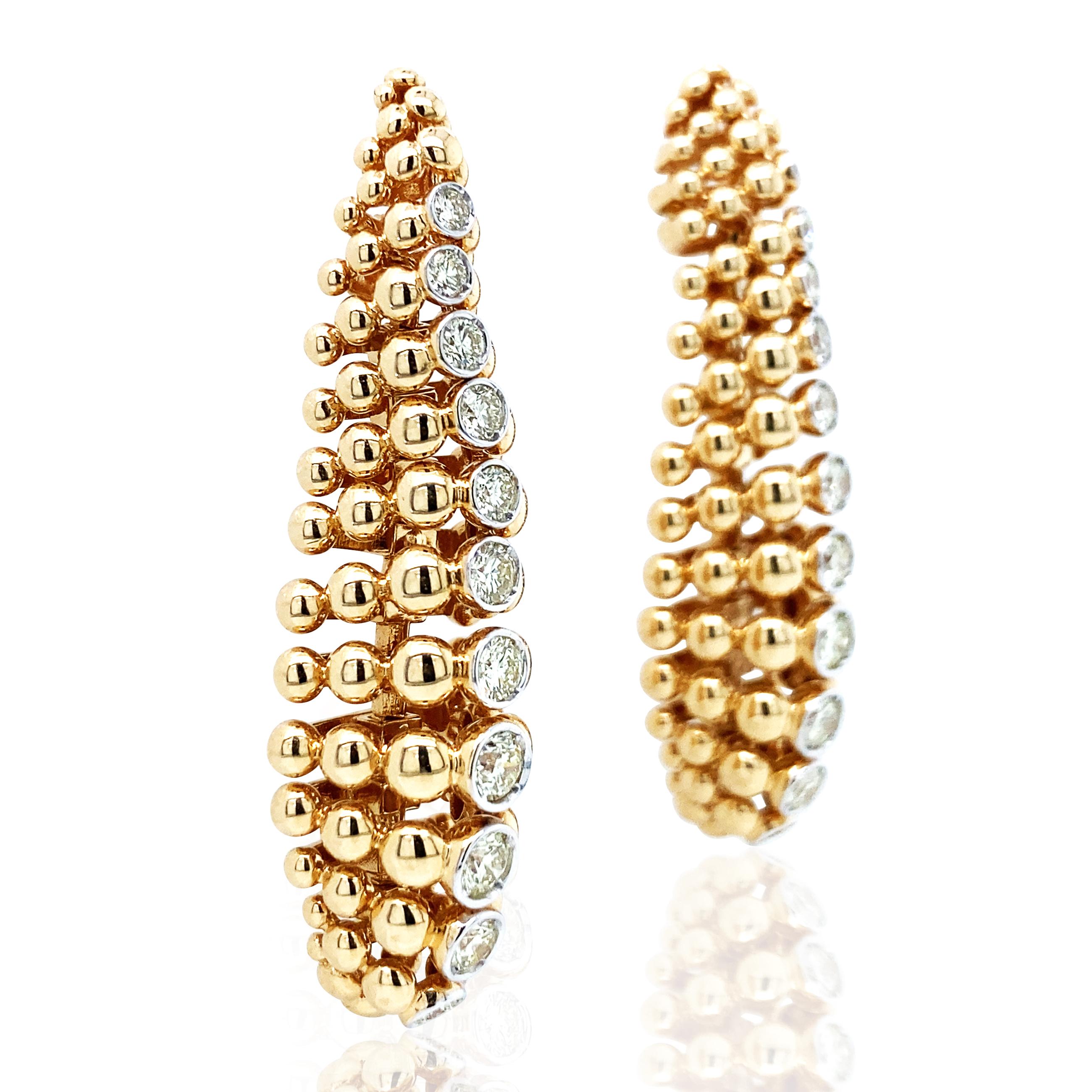 Questi orecchini di FerriFirenze fondono un design moderno con un'eleganza senza tempo, offrendo un senso di raffinatezza senza pari. Ogni diamante è meticolosamente incastonato e brilla per un totale di circa 1,25ct, mentre l'oro 18 carati aggiunge