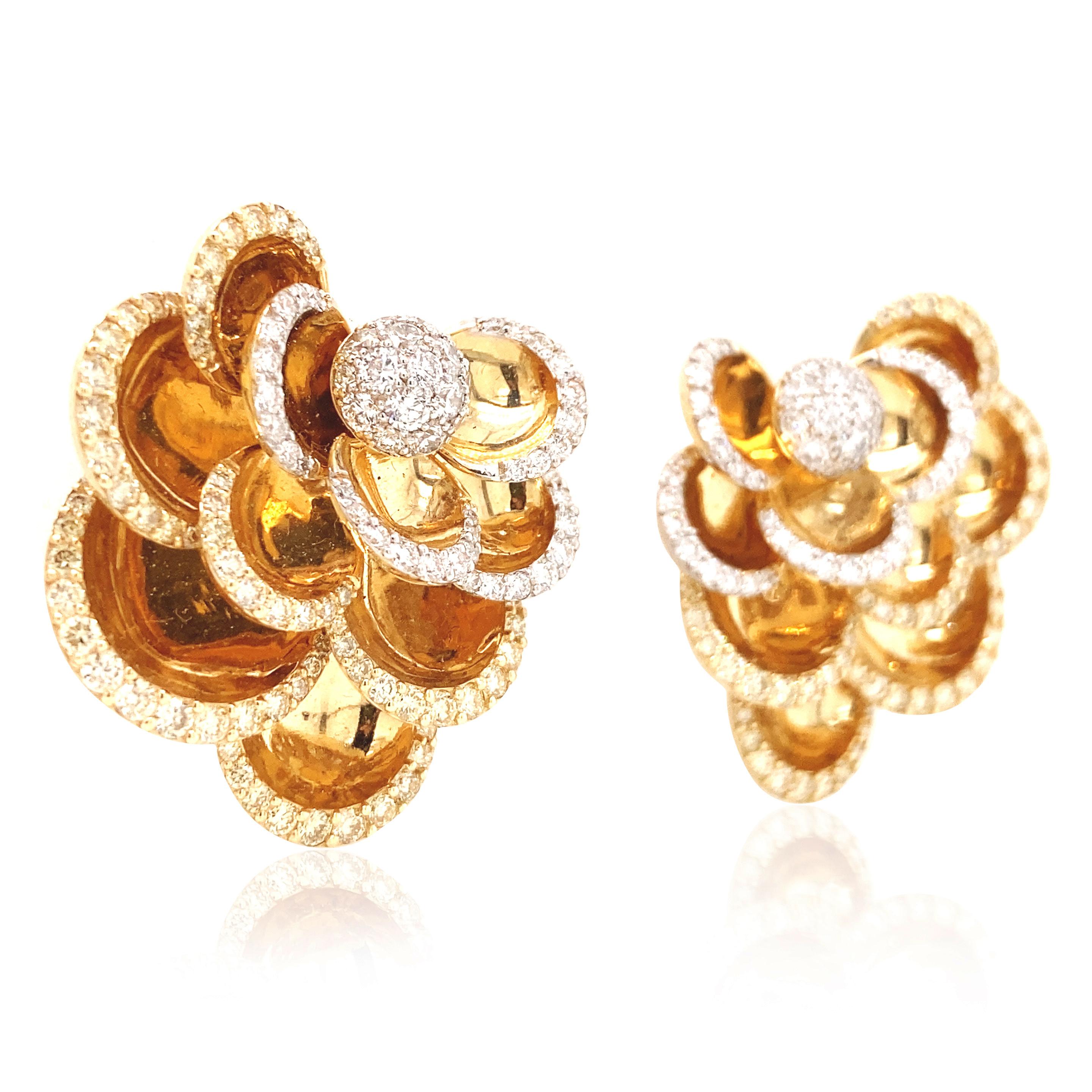 Questi orecchini di FerriFirenze sono caratterizzati da un design brillante, in cui ogni strato di petali si muove, creando un mix perfetto di eleganza e dinamismo. I petali stratificati ondeggiano a ogni movimento, aggiungendo un effetto vivace e