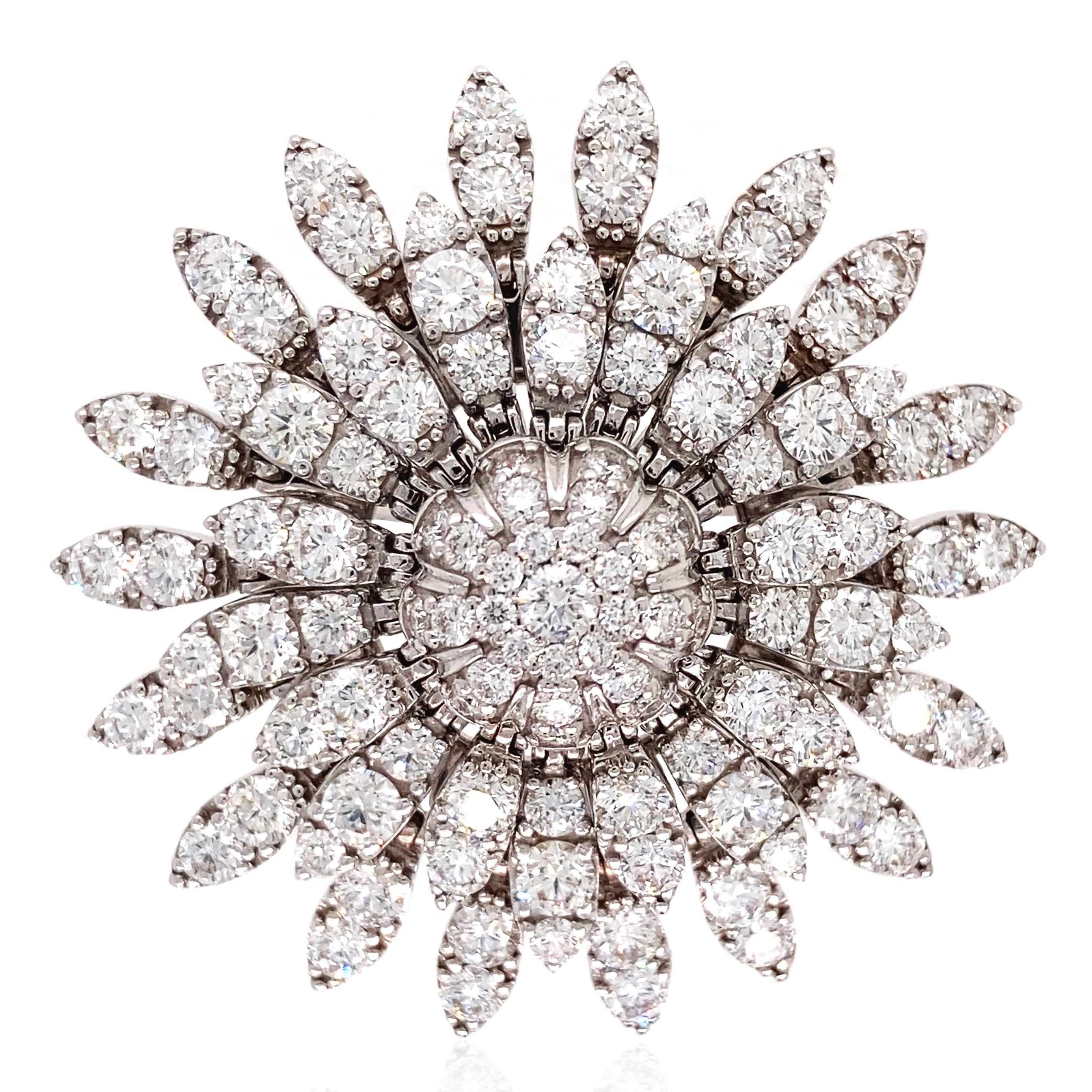 Dieser Volldiamantring von FerriFirenze ist mit exquisiter Handwerkskunst gefertigt, wobei jeder Diamant in seiner Brillanz erstrahlt. Das einzigartige Design ermöglicht die Bewegung jedes einzelnen Gelenks und bietet eine außergewöhnlich dynamische