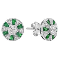 Orecchini a perno in oro bianco con diamante taglio francese e smeraldo stile Art Deco della ruota panoramica