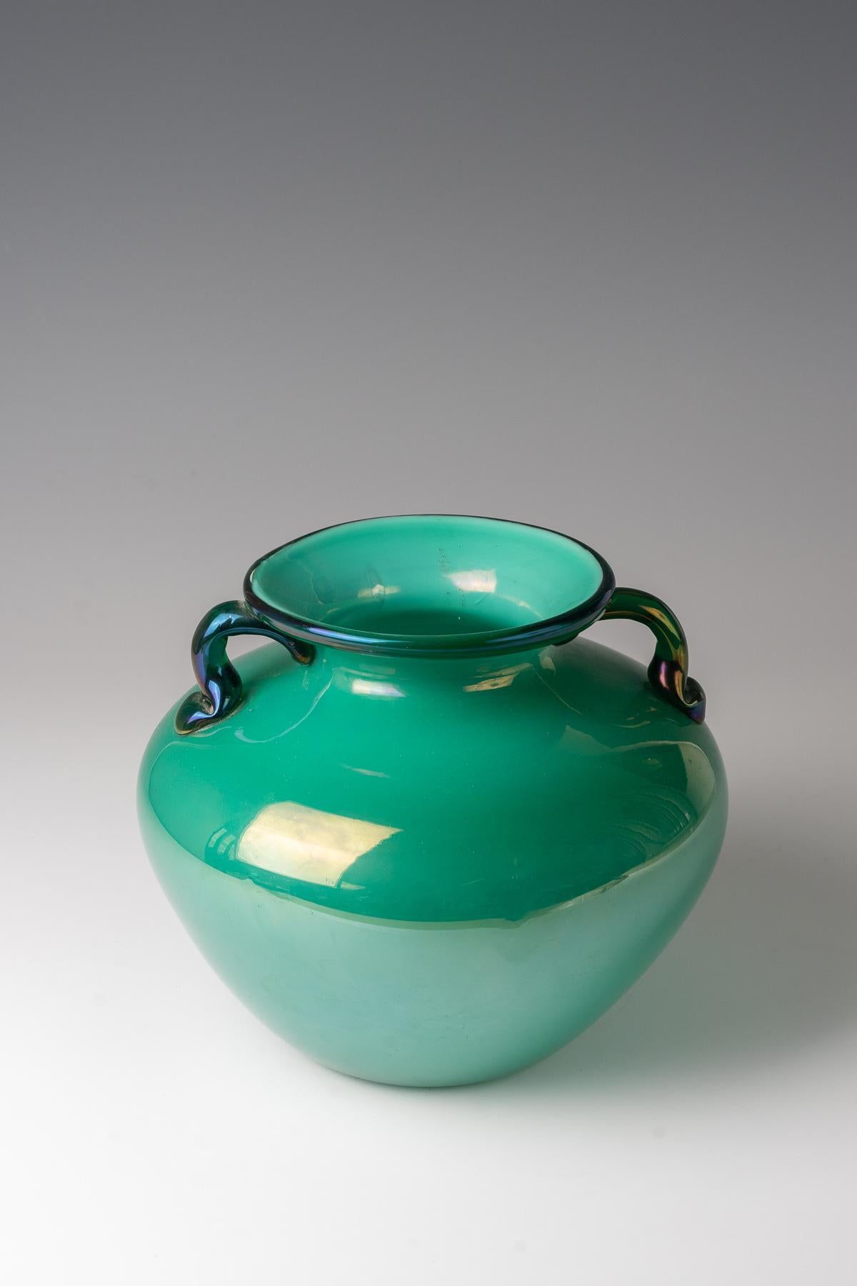 Ferro Toso Seguso, Murano, 1940

Vaso in pasta di vetro verde con manici applicati
DimensioniAltezza 21 cm Diametro 23,5 cm

ottime condizioni