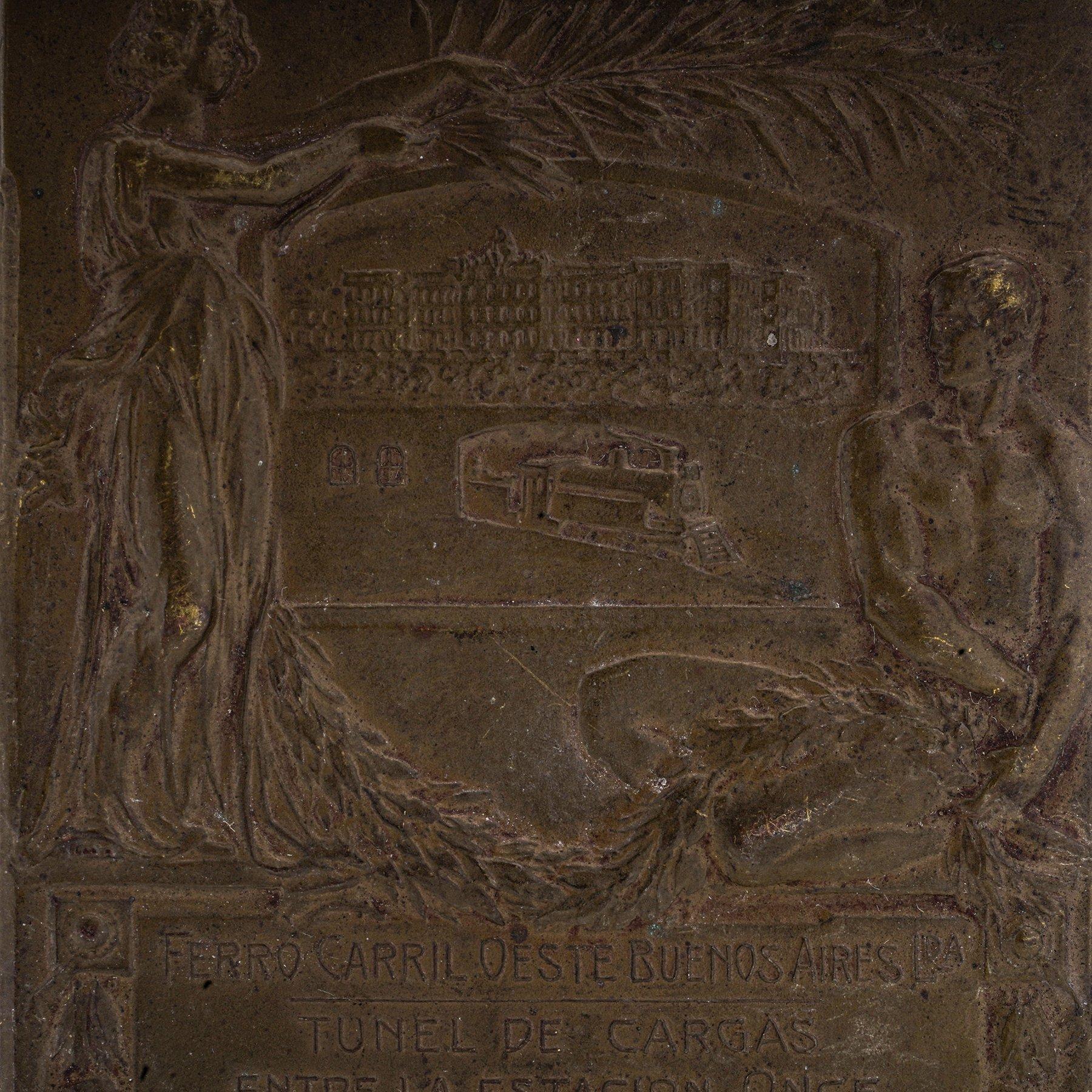 1916 Ferrocarril Oeste - Once to Puerto Madero Freight Tunnel Commemorative Plaque.

This stunning commemorative bronze plaque, crafted in 1916, celebrates the construction of the Freight Tunnel between Once Station and Puerto Madero in Buenos
