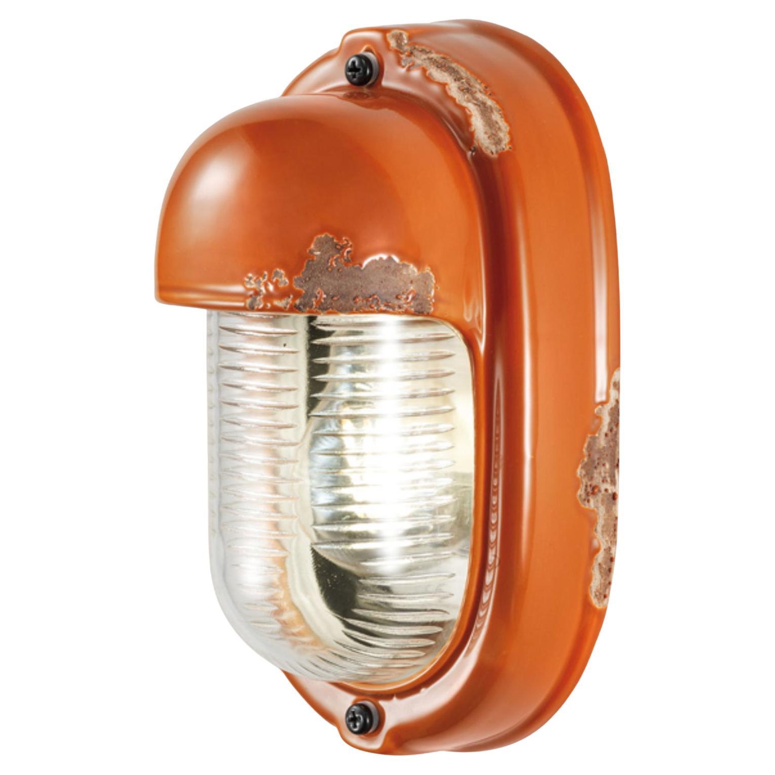 Ferroluce Vintage Bulkhead Vertical Wall Sconce, Vintage Arancio, Arancione, Italia.  L'applique Vintage Bulkhead combina design industriale e moderno di metà secolo per un look chic che abbraccia il fascino retrò, creando un apparecchio che