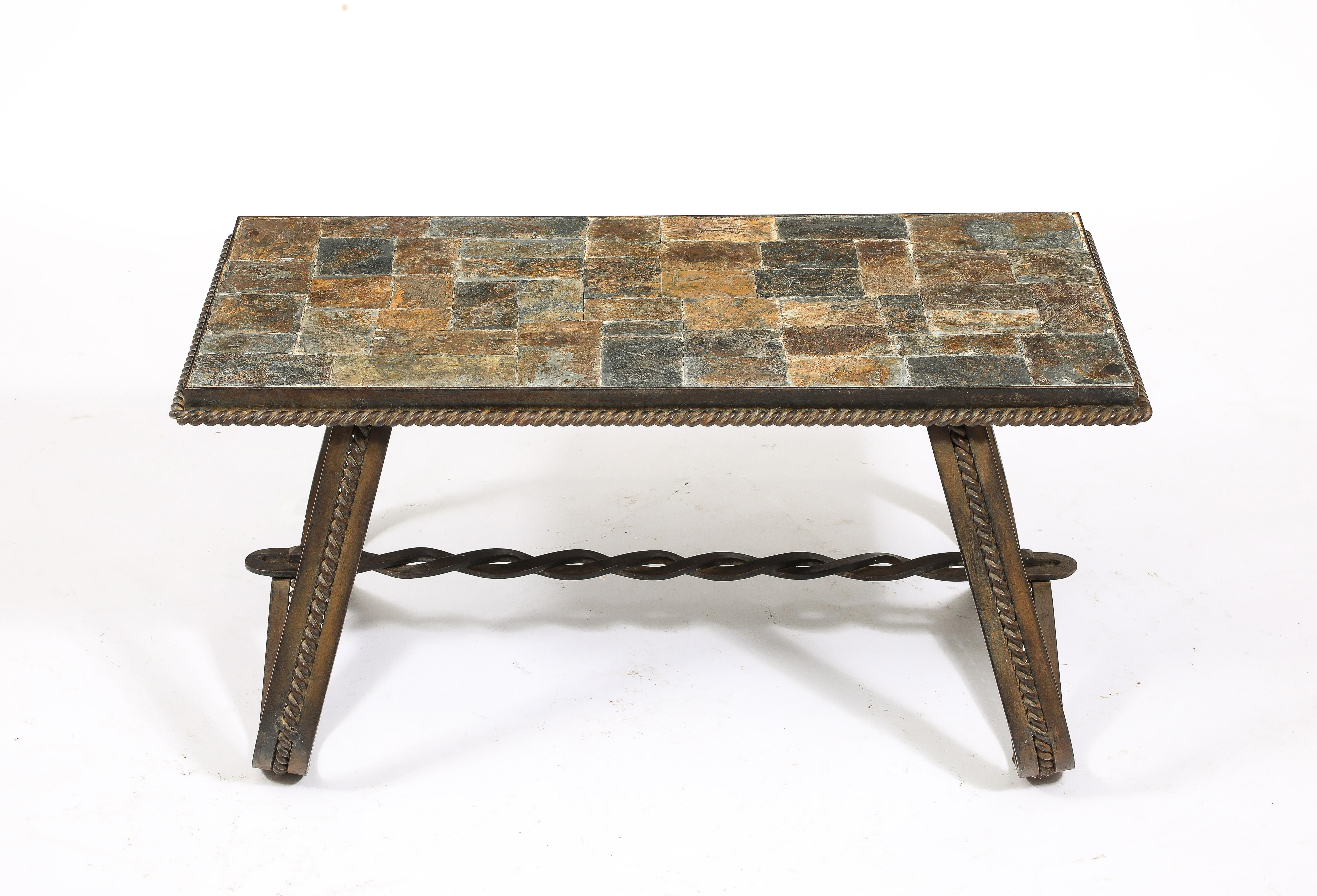 Français Table basse Ferronnerie et mosaïque d'ardoise ardoise - France années 1970