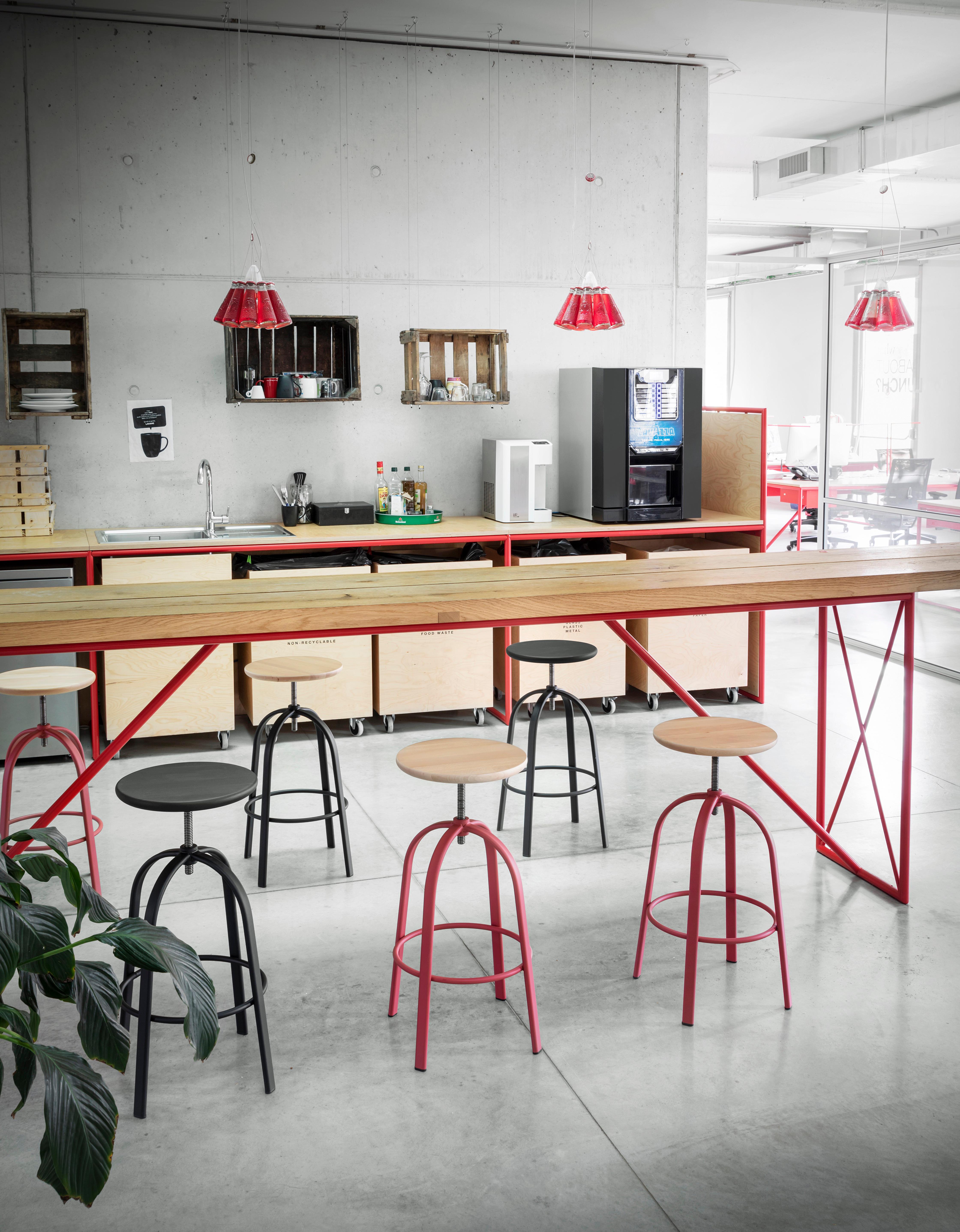 Stool with metal frame varnished. The metal screw allows a 20cm lift of the wooden seat, in natural ash or black aniline. Drawing its inspiration from the stools used in the past in Italian schools, this essential item knows when to appear discreet