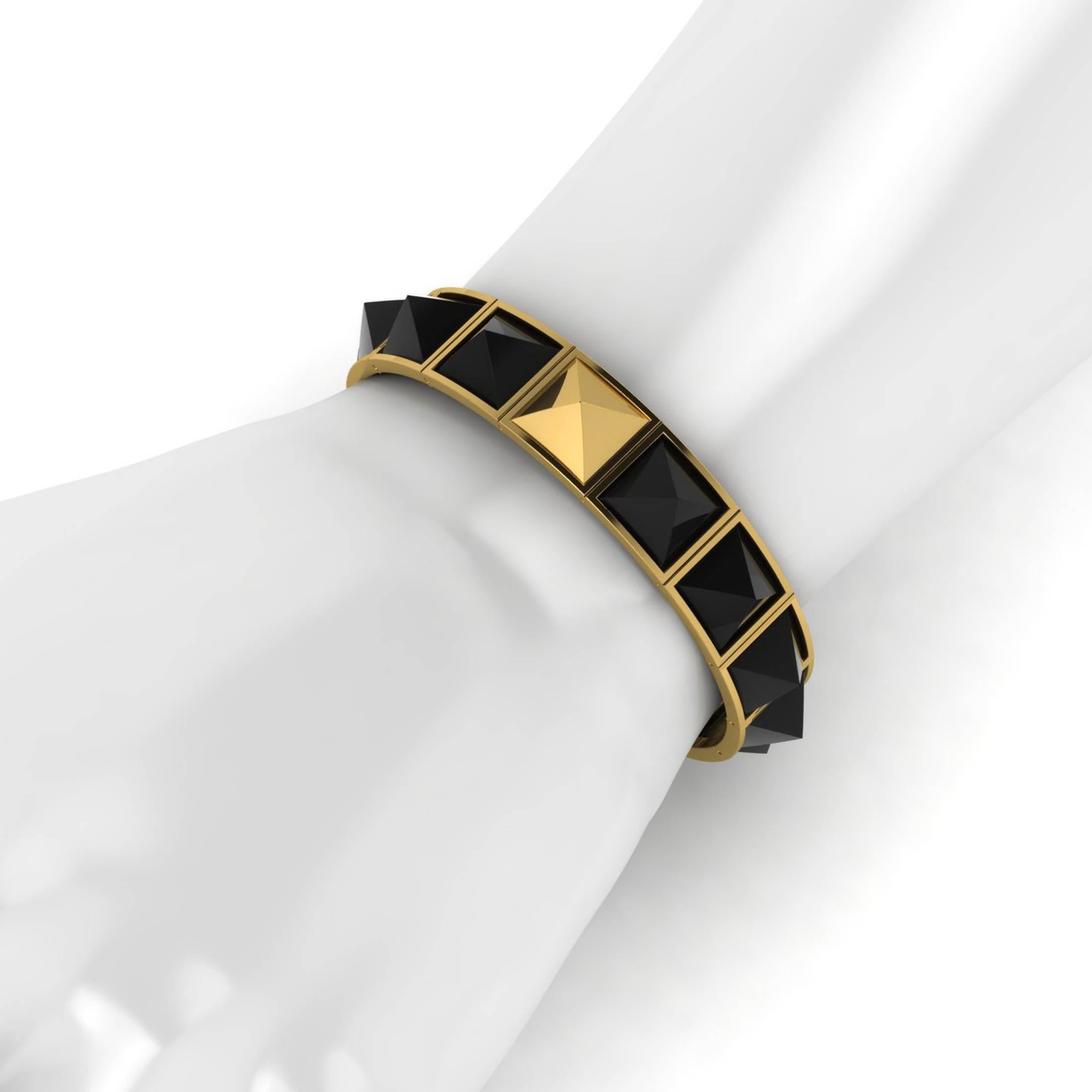 Onyx noir en forme de pyramide, spécialement taillé sur mesure pour ce design spécial, chaque onyx est sélectionné pour avoir le maximum de brillance et de couleur foncée, serti dans un bracelet fait à la main à New York, convexe en or jaune 18k,