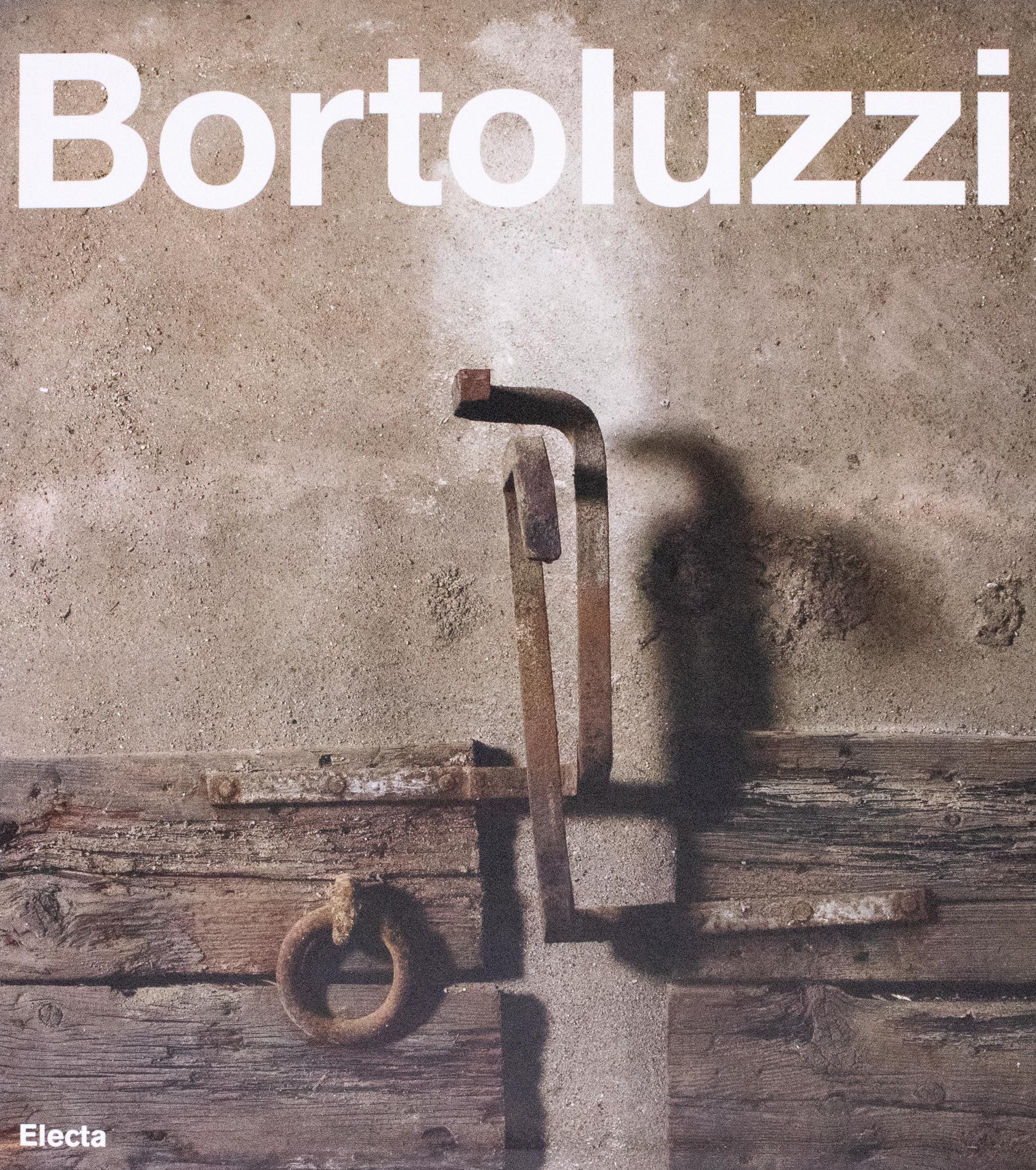 Bildhauerkunst der Nachkriegszeit von Ferruccio Bortoluzzi.

Ein konkretes Nachkriegskunstwerk des italienischen Künstlers Ferruccio Bortoluzzi aus dem Jahr 1964. Diese dreidimensionale Skulptur besteht aus einer Kombination von figurativen