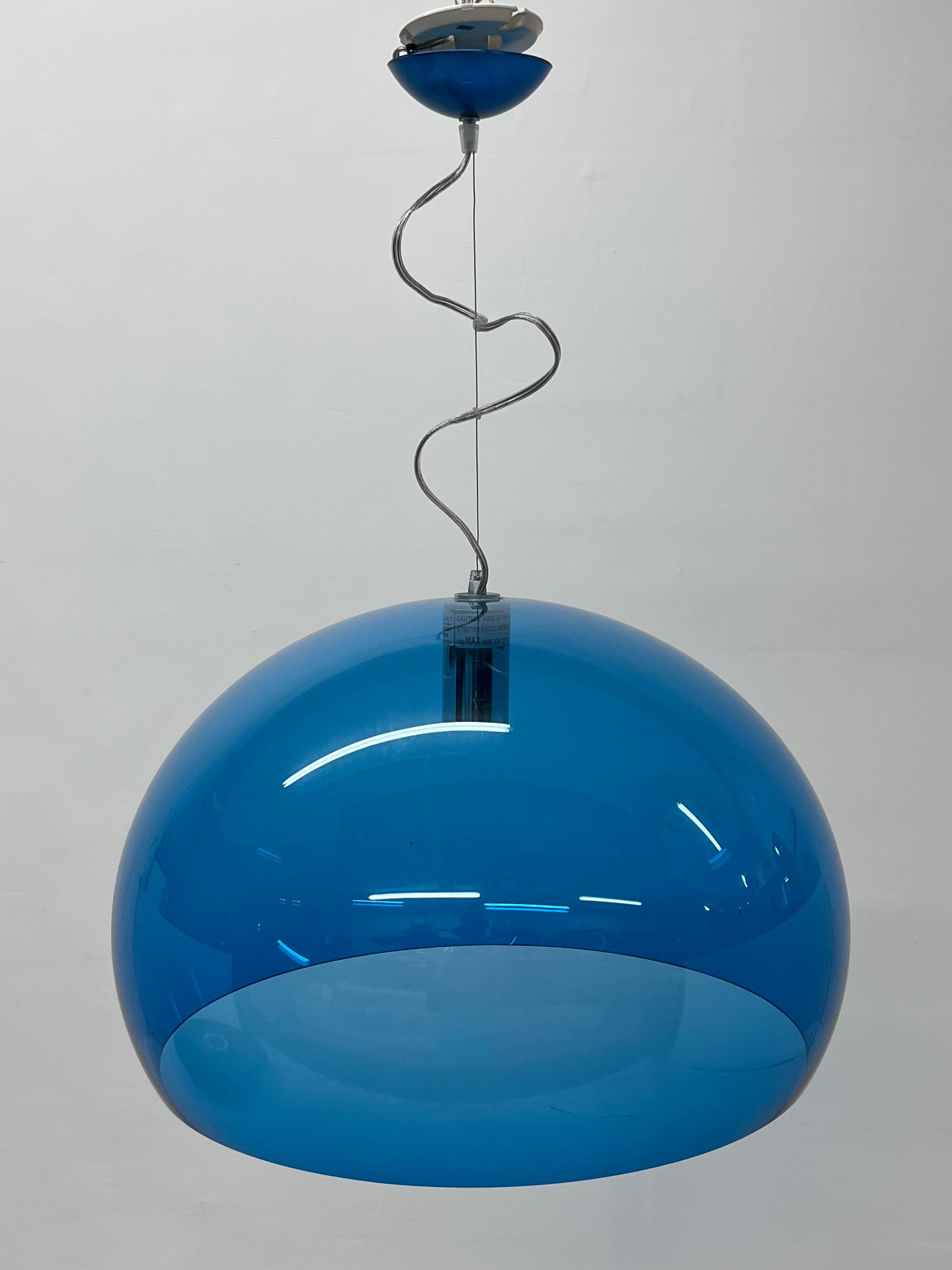 Blue FL/Y pendant lamp design by Ferruccio Laviani for Kartell.

FL/Y is an essentially-styled suspension lamp. The particular transparency of the material and the sheen of the colours recreate the idea of a soap bubble, shimmering iridiscently in