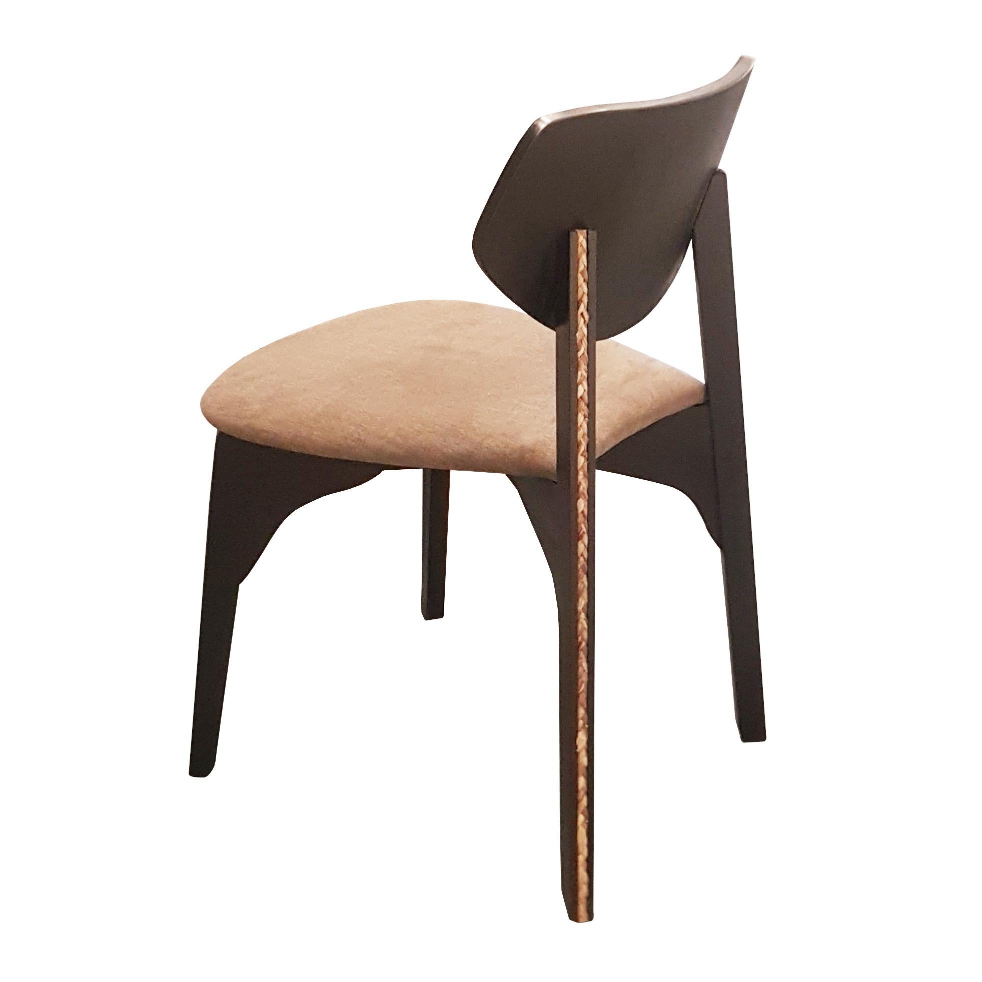 Chair with wooden structure and upholstered seat. Option of banana leaf detail in the gap.