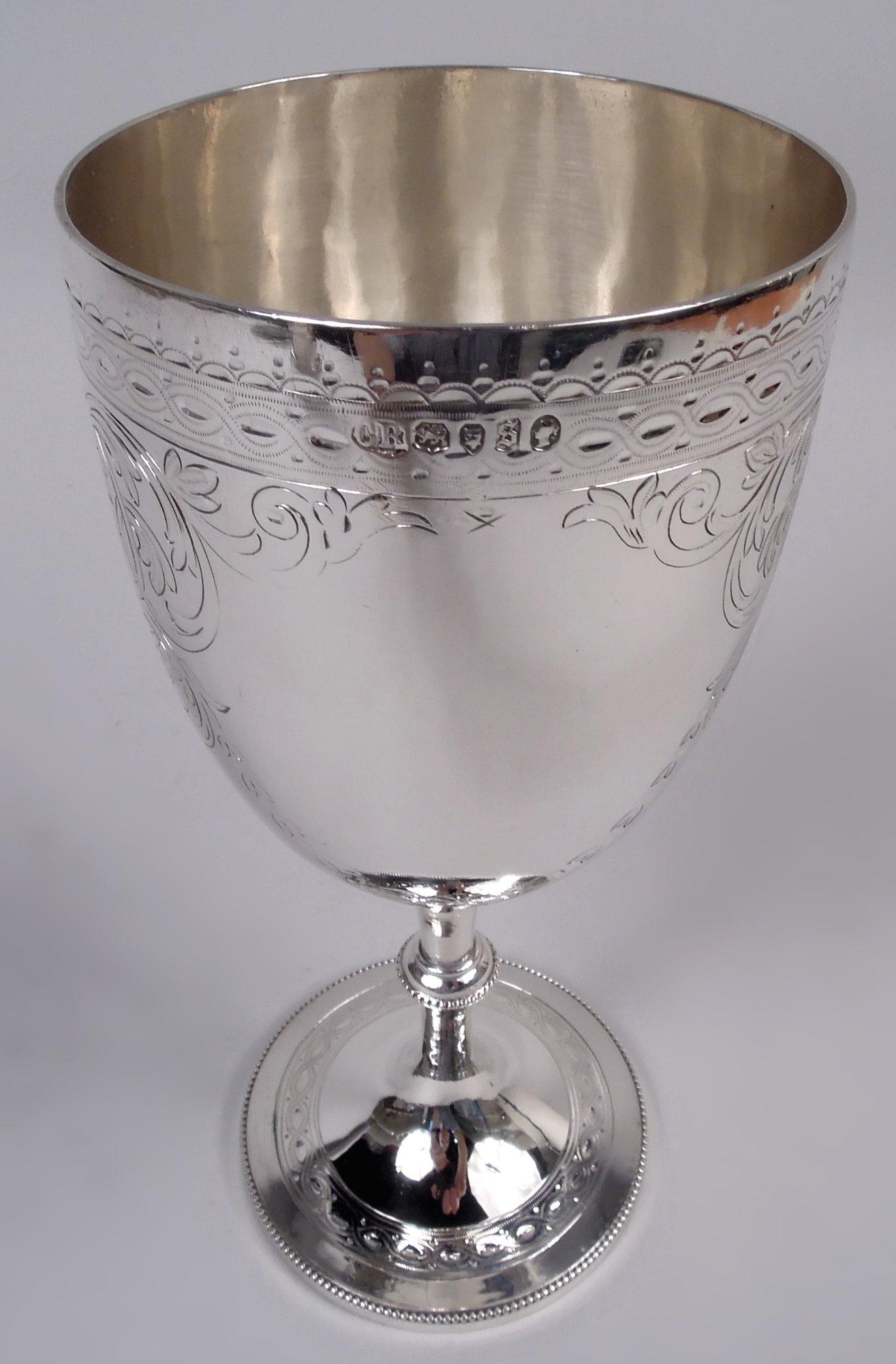 Calice vittoriano in argento sterling. Realizzato da Charles Boyton a Londra nel 1873. Ciotola ovoidale su gambo cilindrico troncato; piede rialzato. Cornici a ghirlanda incise (vacanti) ed esuberanti volute di foglie. Bordi guilloche e smerlati.