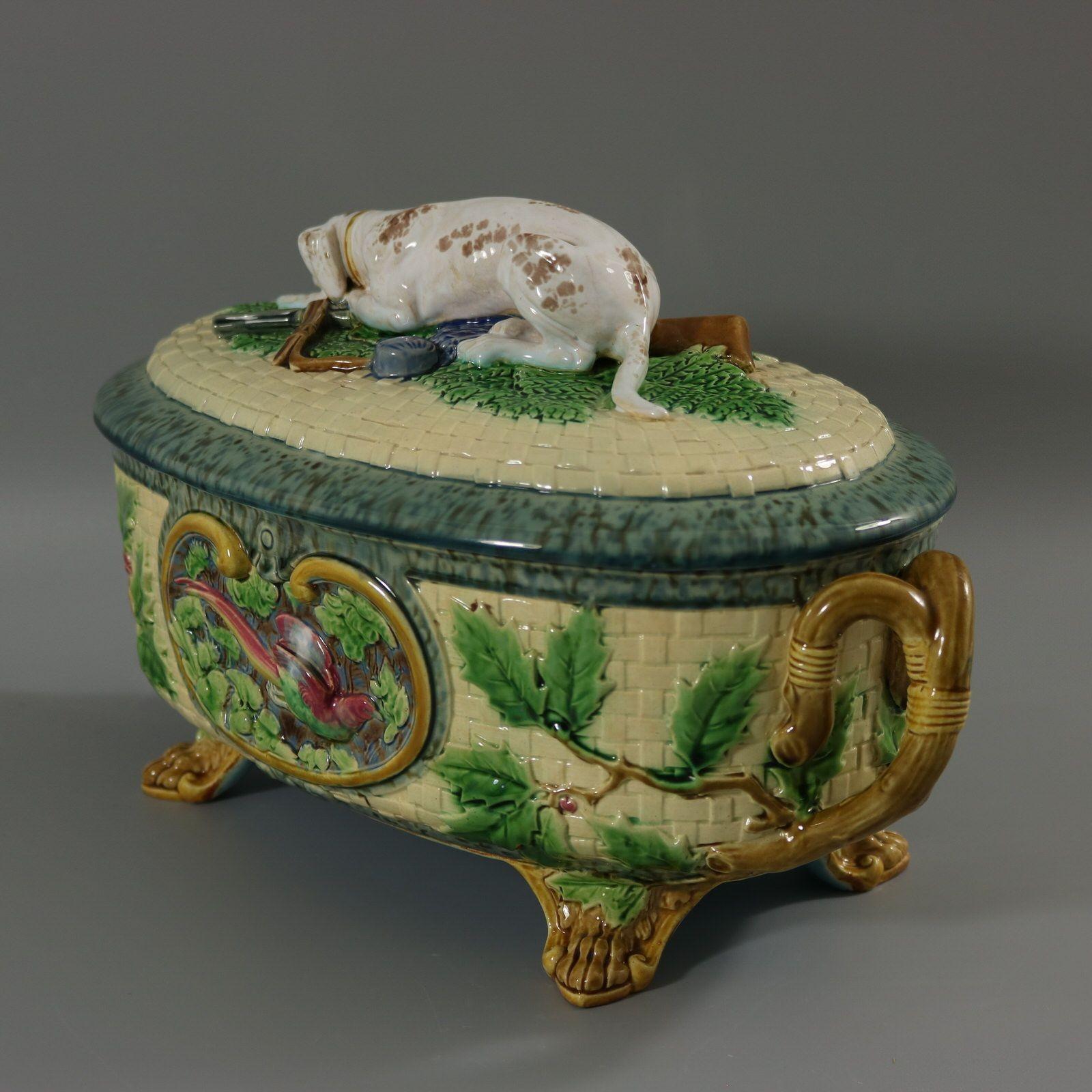 Festive Victorian Minton Majolica Game Pie Dish with Gun Dog In Good Condition For Sale In Chelmsford, Essex