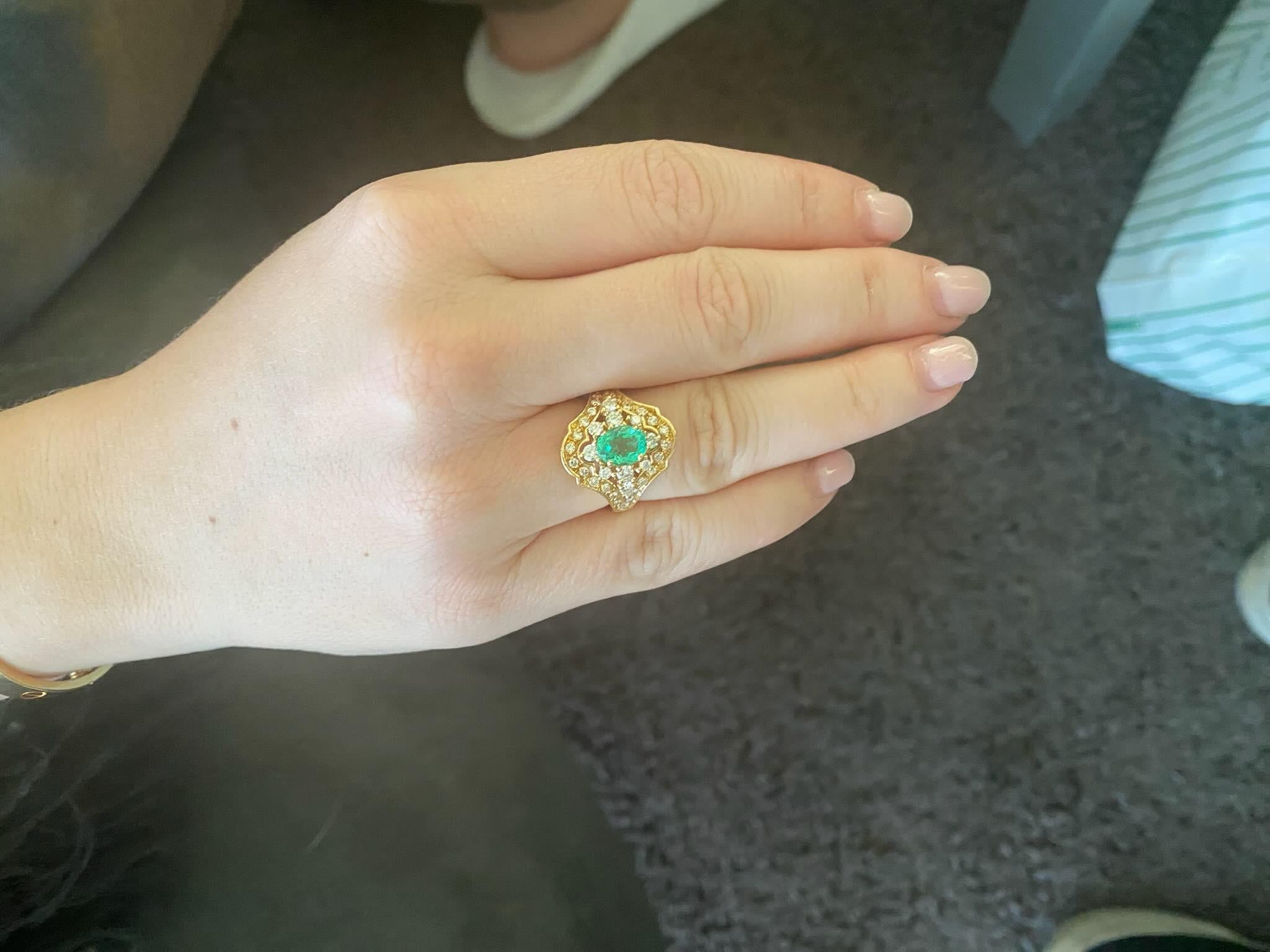 Bague Fetching Emerald and Diamond en or jaune, émeraude 1,35, diamants 0,90 en vente 1