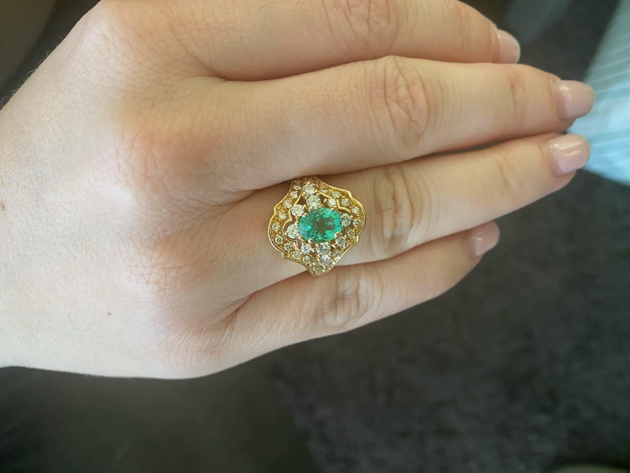 Bague Fetching Emerald and Diamond en or jaune, émeraude 1,35, diamants 0,90 en vente 2