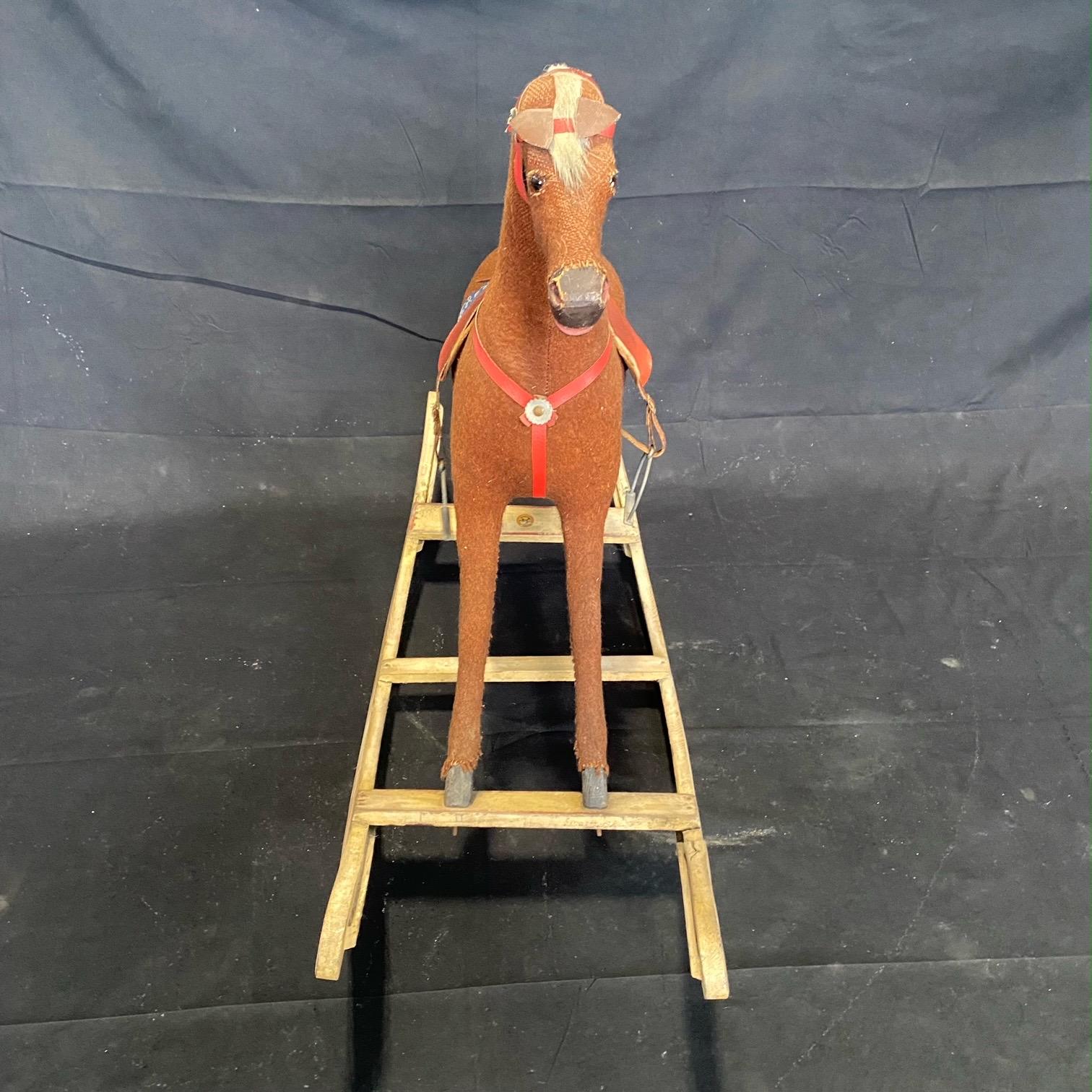 Anglais  Fetching Folk Art britannique du 19ème siècle, cheval à bascule avec yeux en verre en vente