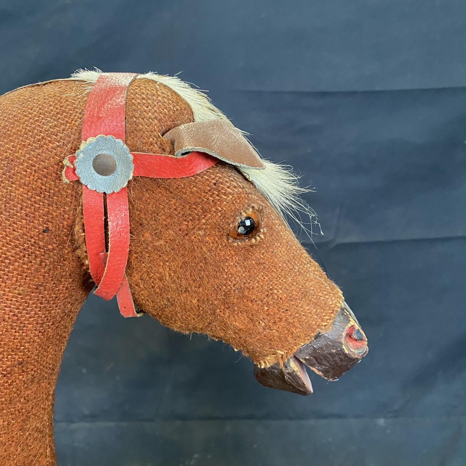 XIXe siècle  Fetching Folk Art britannique du 19ème siècle, cheval à bascule avec yeux en verre en vente