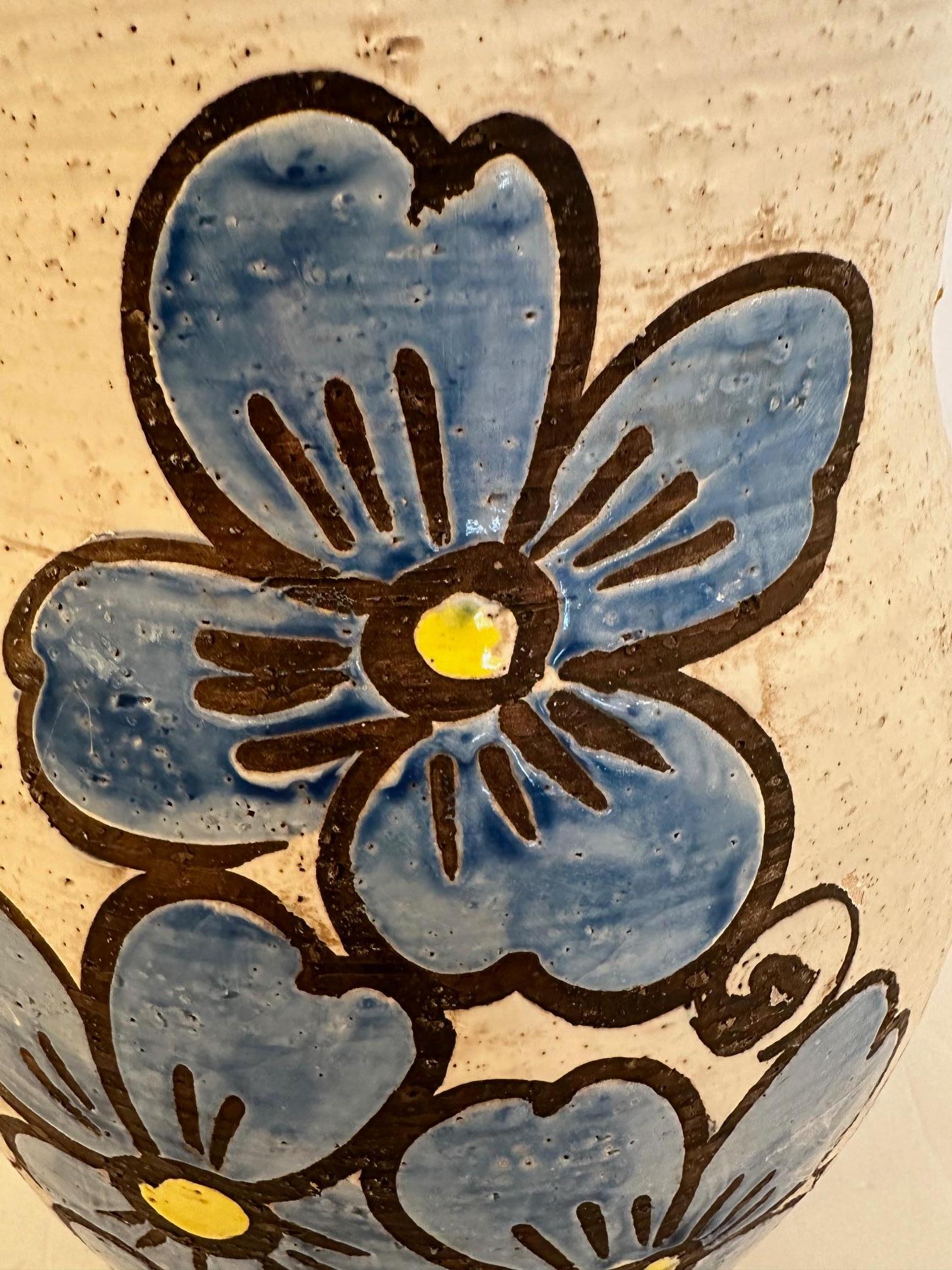 Große italienische Keramikvase oder Schirm-/Stockhalter mit schöner Hartriegelblumenverzierung. 
