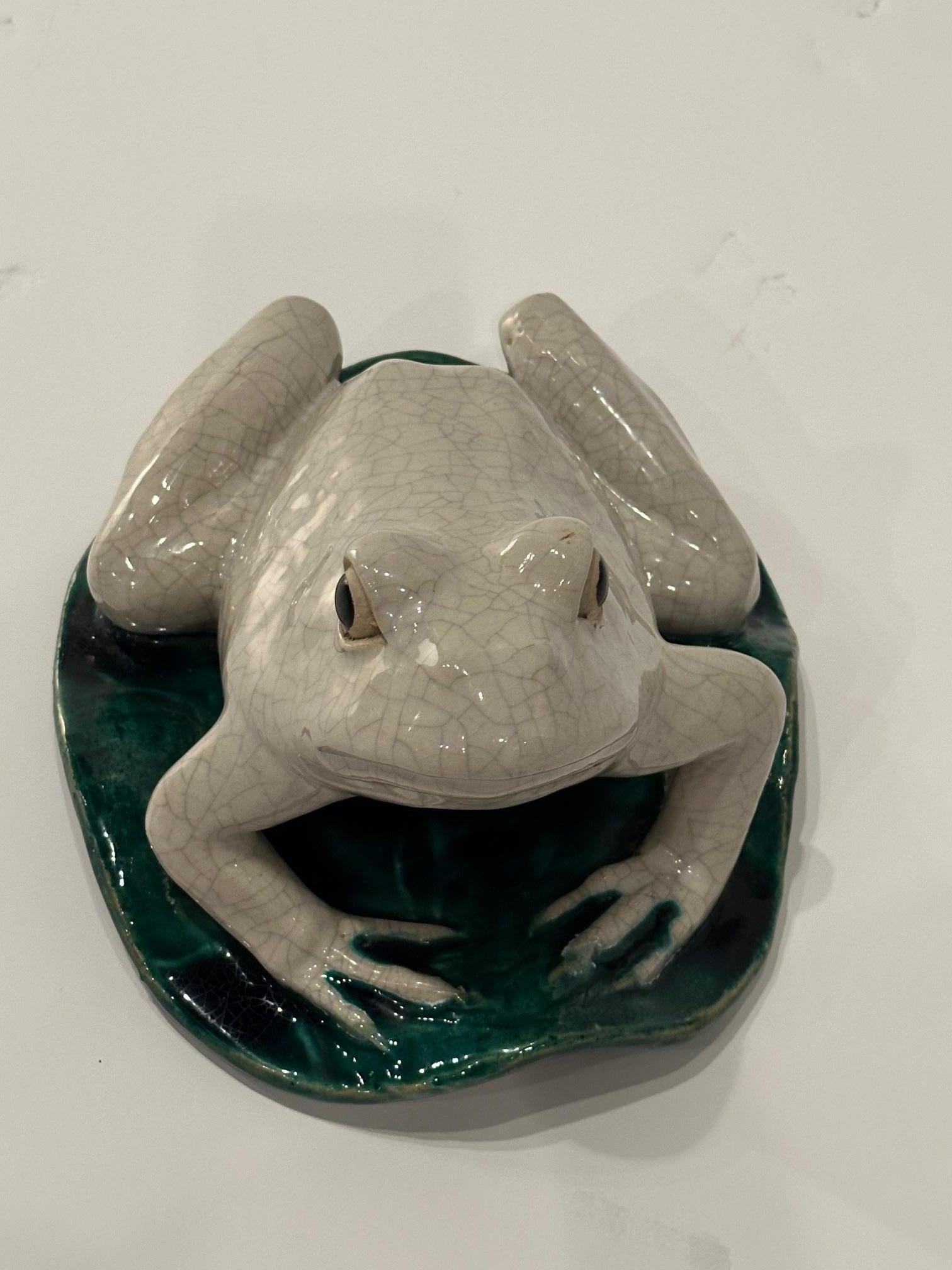 Splendida rana in ceramica smaltata vintage su ninfea, realizzata in Italia.