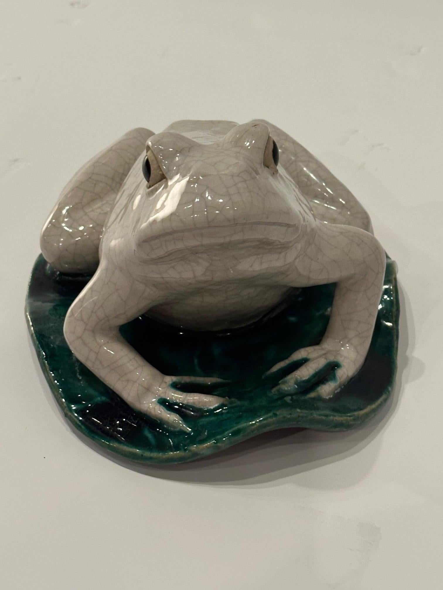 Italiano Accattivante scultura di rana in ceramica smaltata italiana vintage in vendita