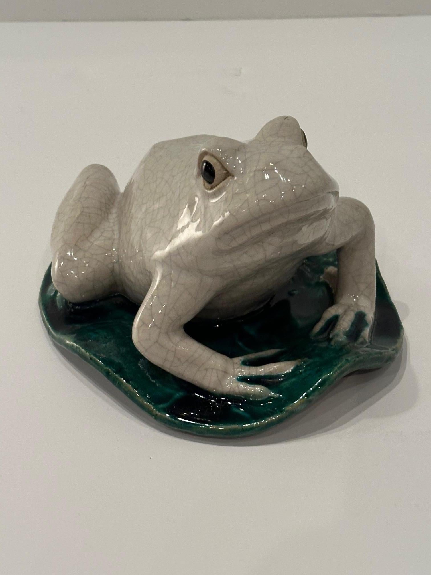 Smaltato Accattivante scultura di rana in ceramica smaltata italiana vintage in vendita