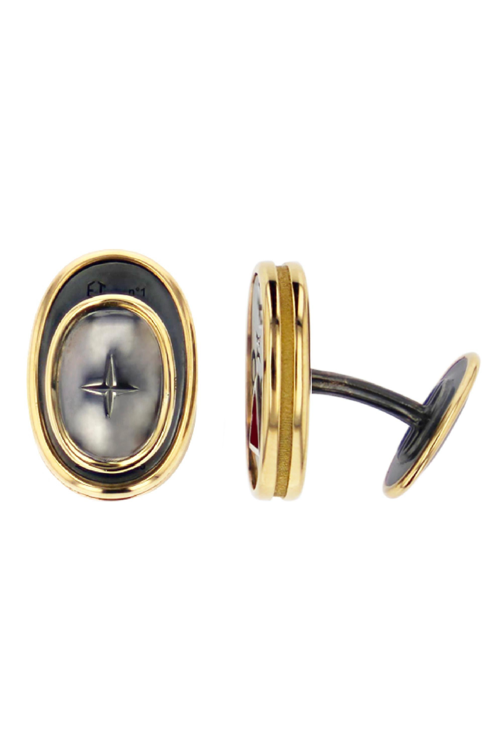 Cufflinks in yellow gold and distressed silver. On one side are engraved the signs of Fire (Sagittarius, Leo, Aries) and on the other, a salamander on a carnelian background.

Details:
Carnelian
Diamond: 0.015 cts
18k Yellow Gold: 6.7 g
Distressed