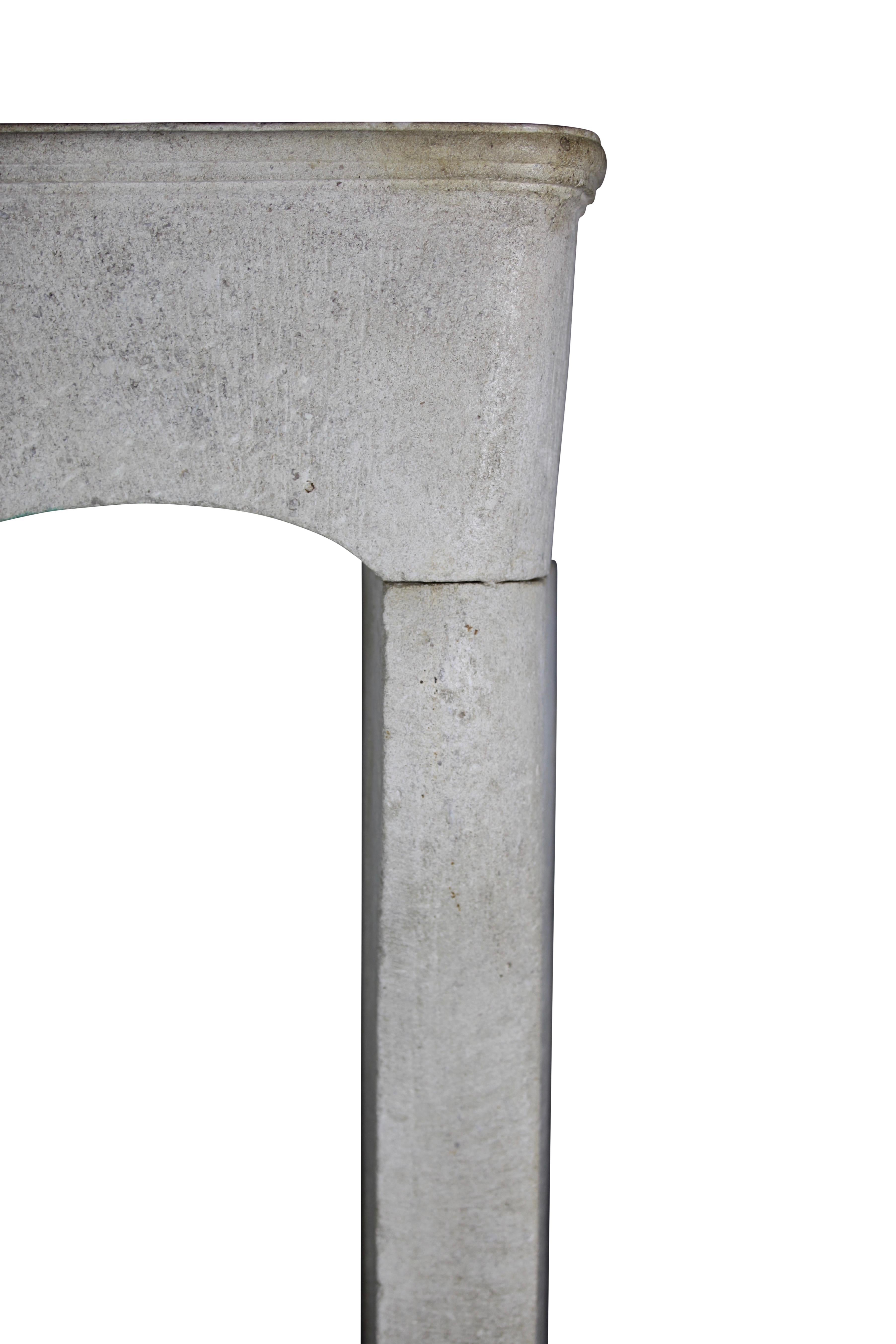 Entorno de chimenea histórico feudal en piedra caliza para una decoración interior intemporal en blanco en venta 2