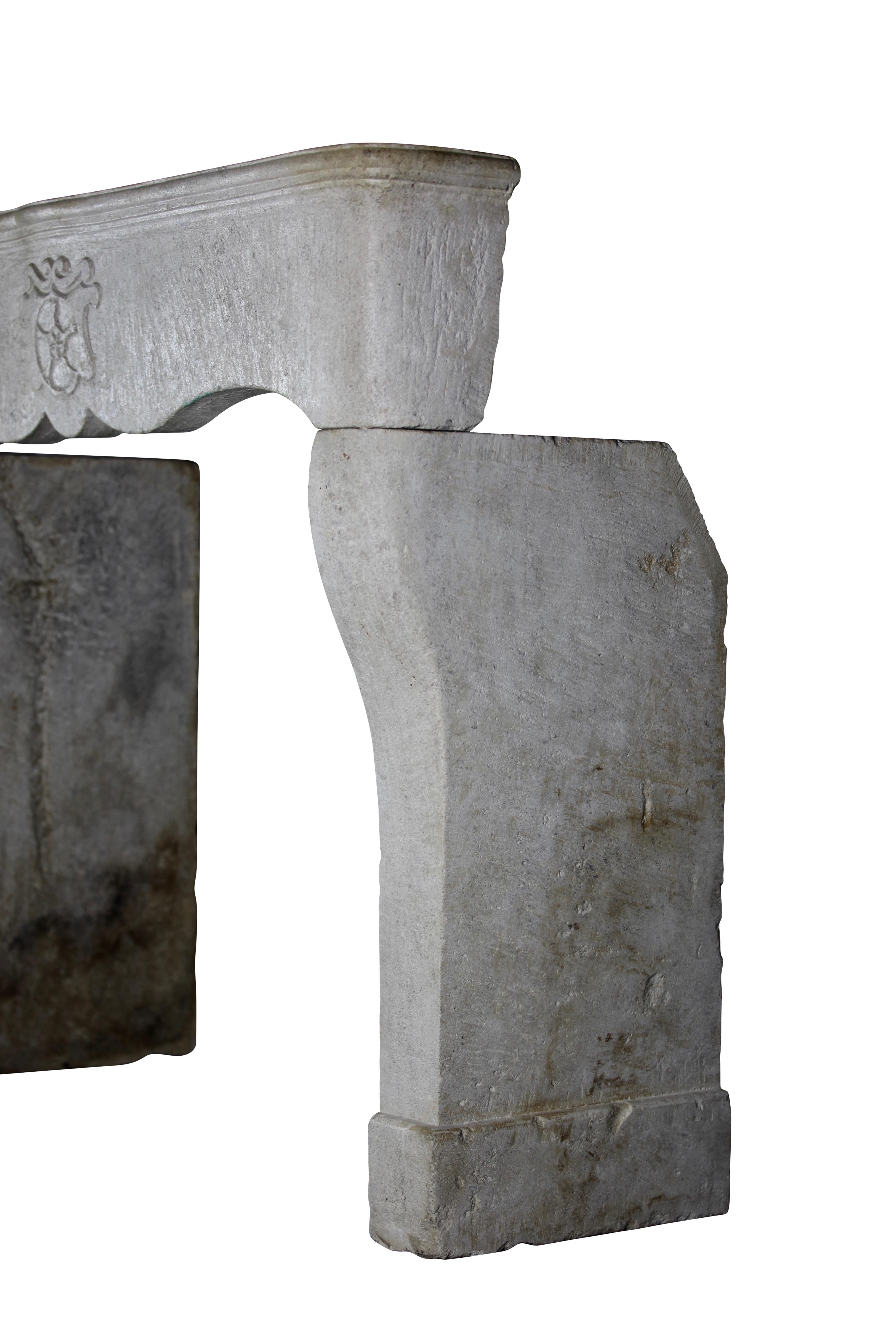 Entorno de chimenea histórico feudal en piedra caliza para una decoración interior intemporal en blanco en venta 3