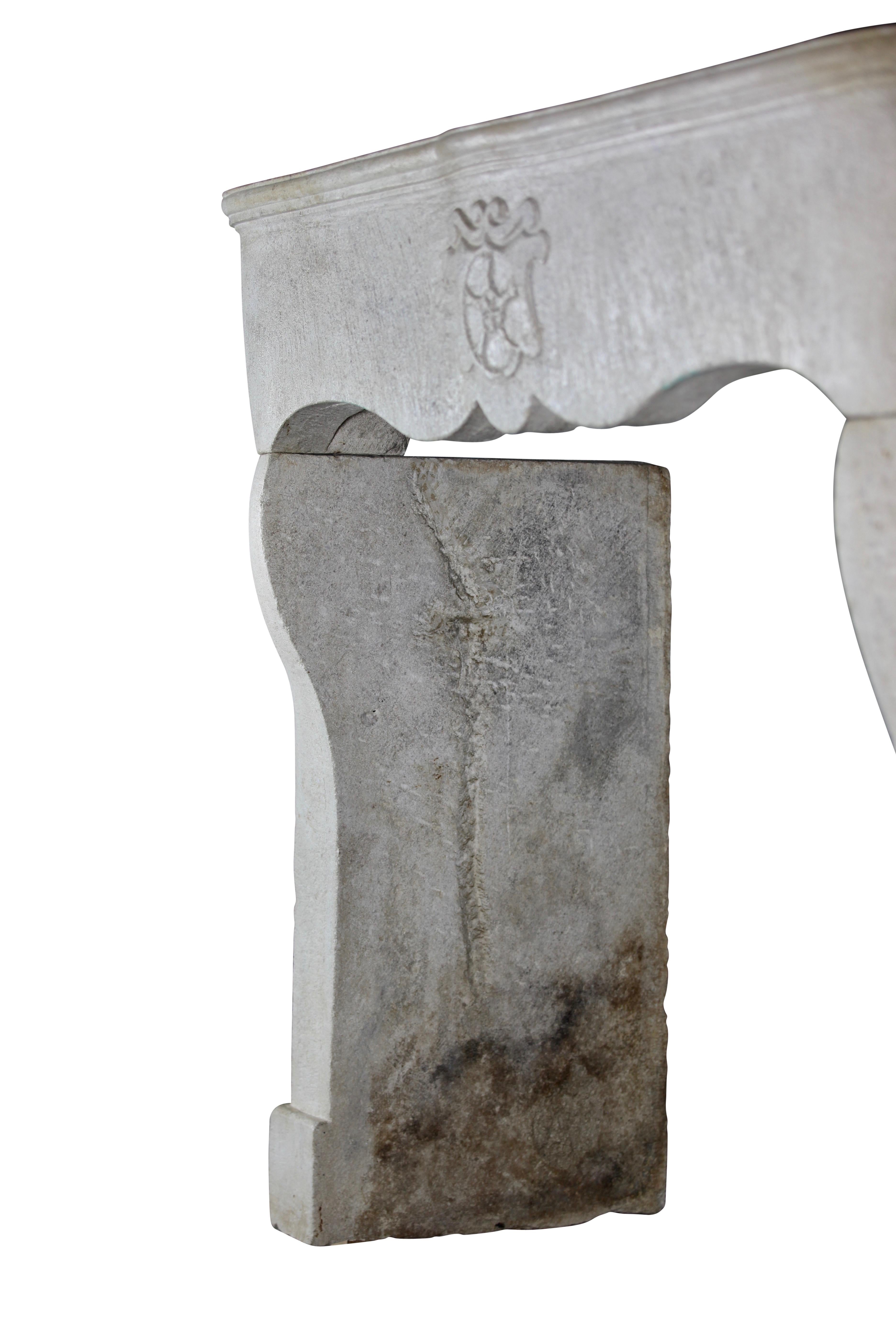 Entorno de chimenea histórico feudal en piedra caliza para una decoración interior intemporal en blanco en venta 4