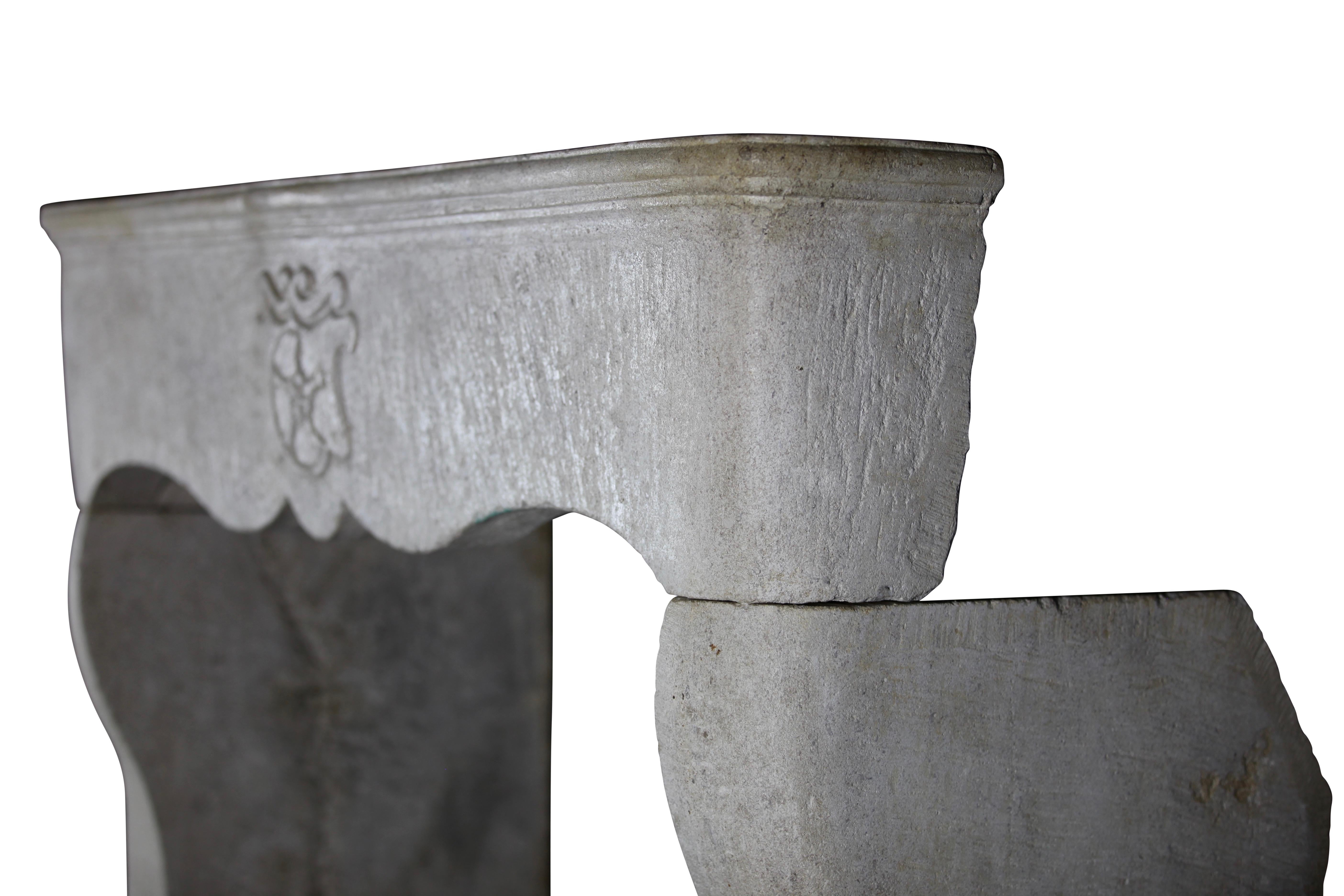Entorno de chimenea histórico feudal en piedra caliza para una decoración interior intemporal en blanco en venta 5