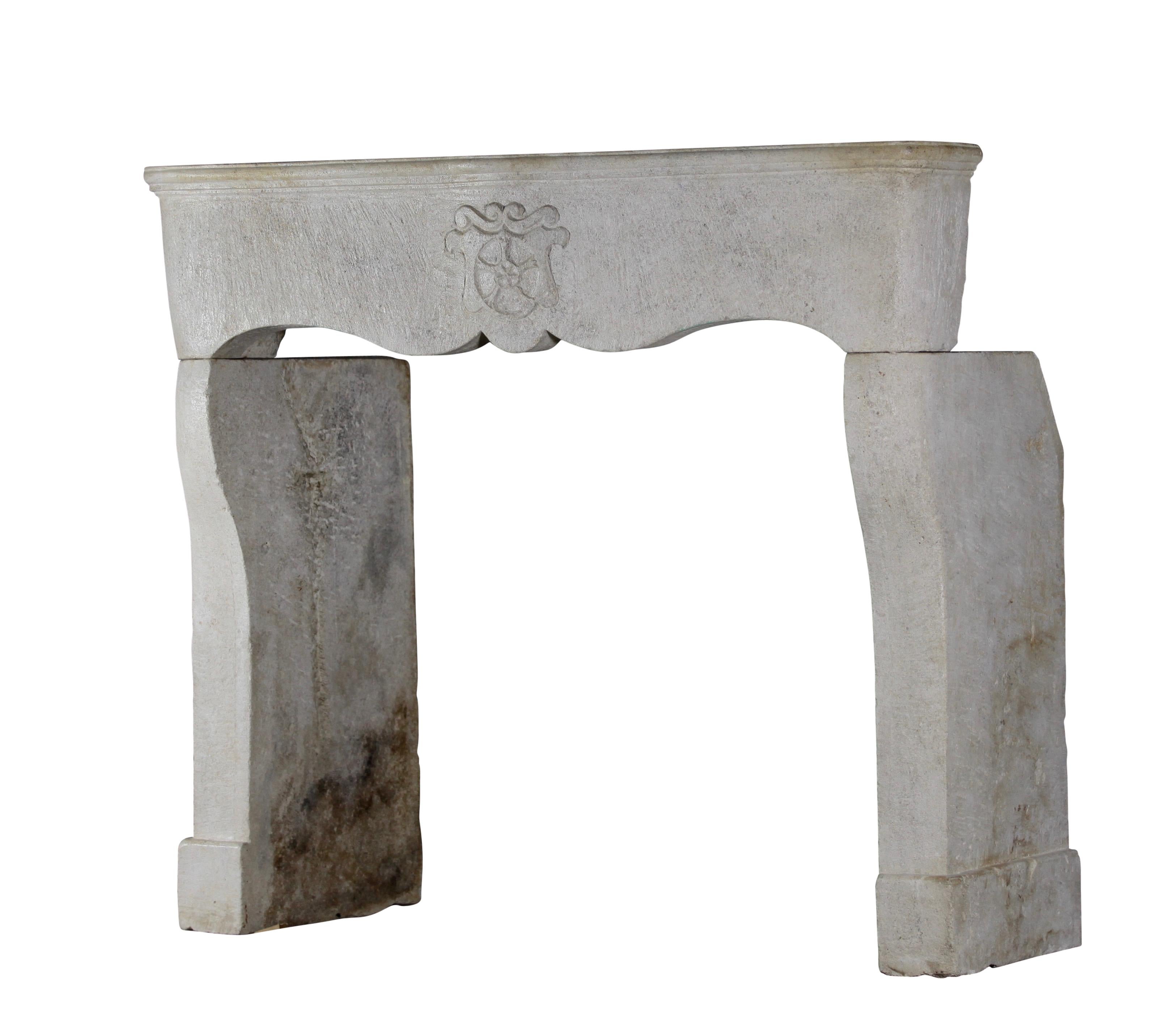 Entorno de chimenea histórico feudal en piedra caliza para una decoración interior intemporal en blanco en venta 6