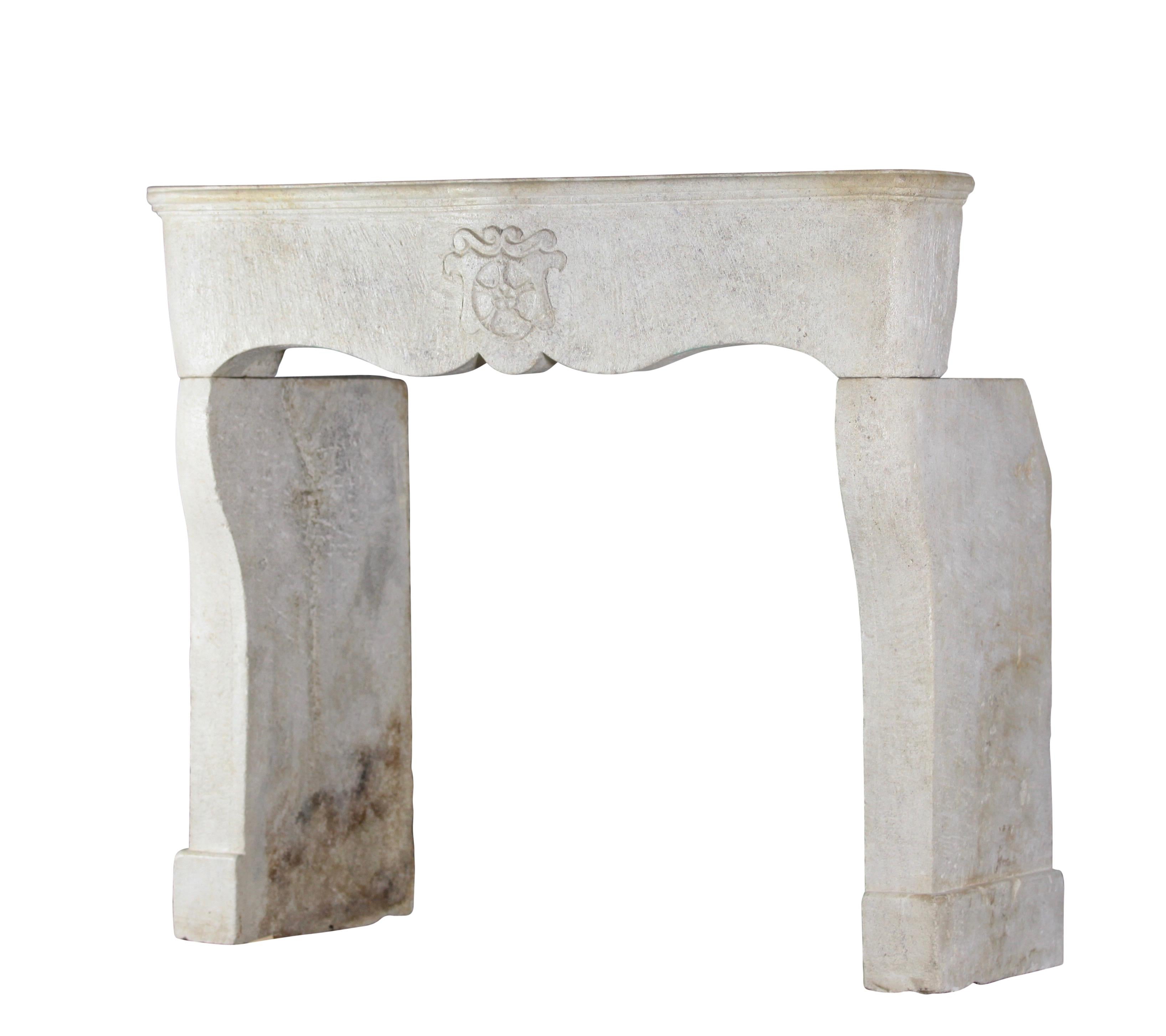 Entorno de chimenea histórico feudal en piedra caliza para una decoración interior intemporal en blanco en venta 7