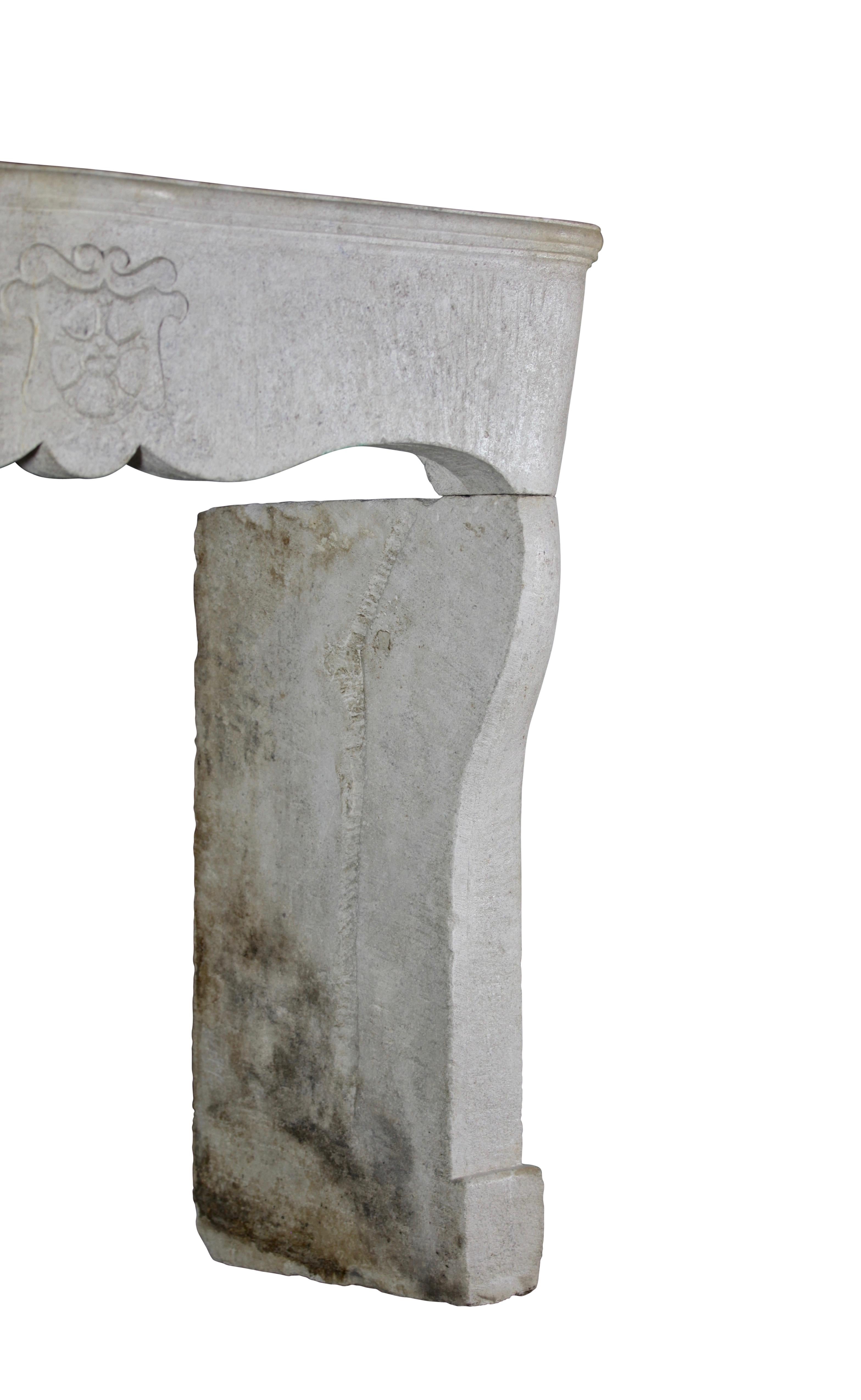 Entorno de chimenea histórico feudal en piedra caliza para una decoración interior intemporal en blanco en venta 8