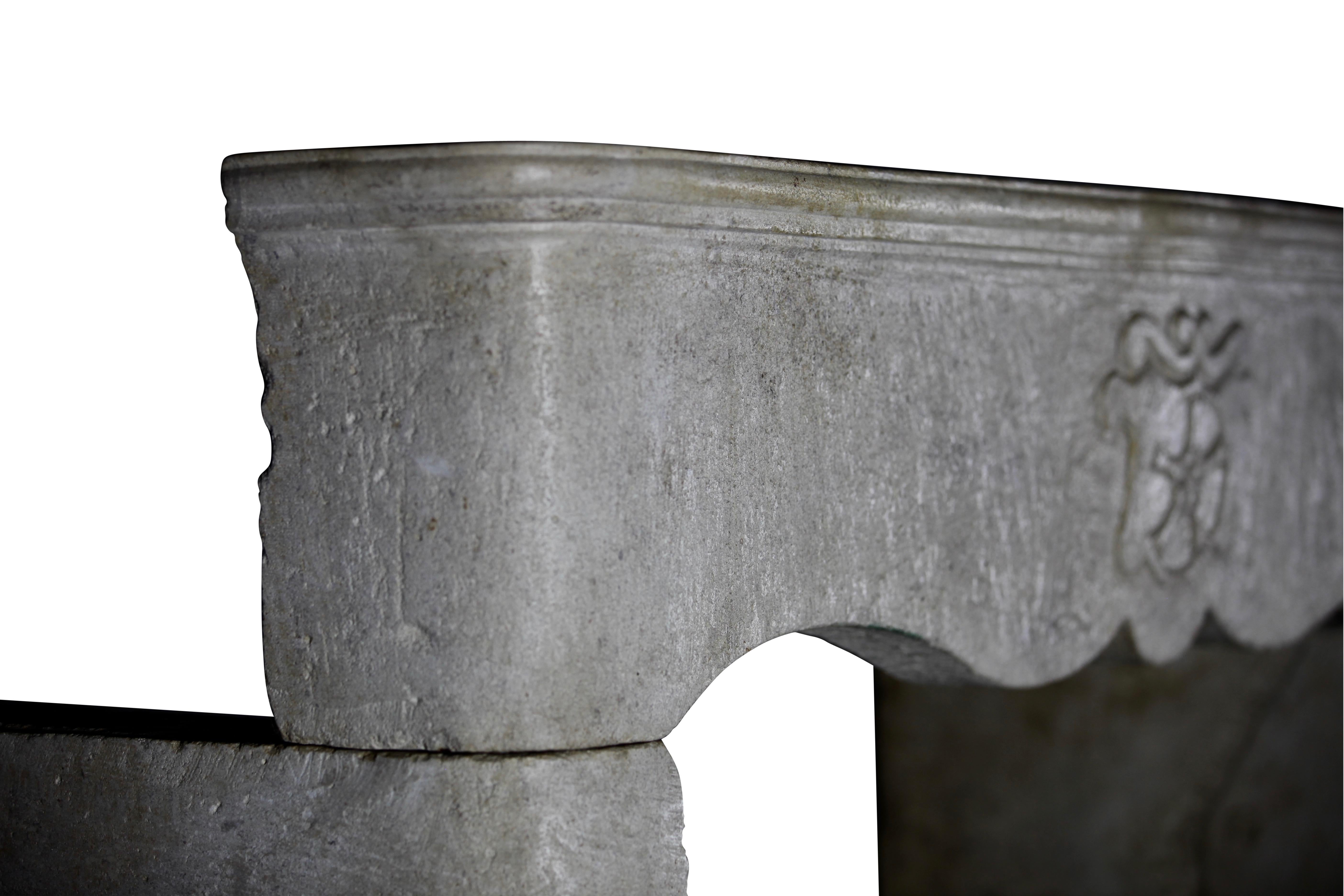 Entorno de chimenea histórico feudal en piedra caliza para una decoración interior intemporal en blanco en venta 11