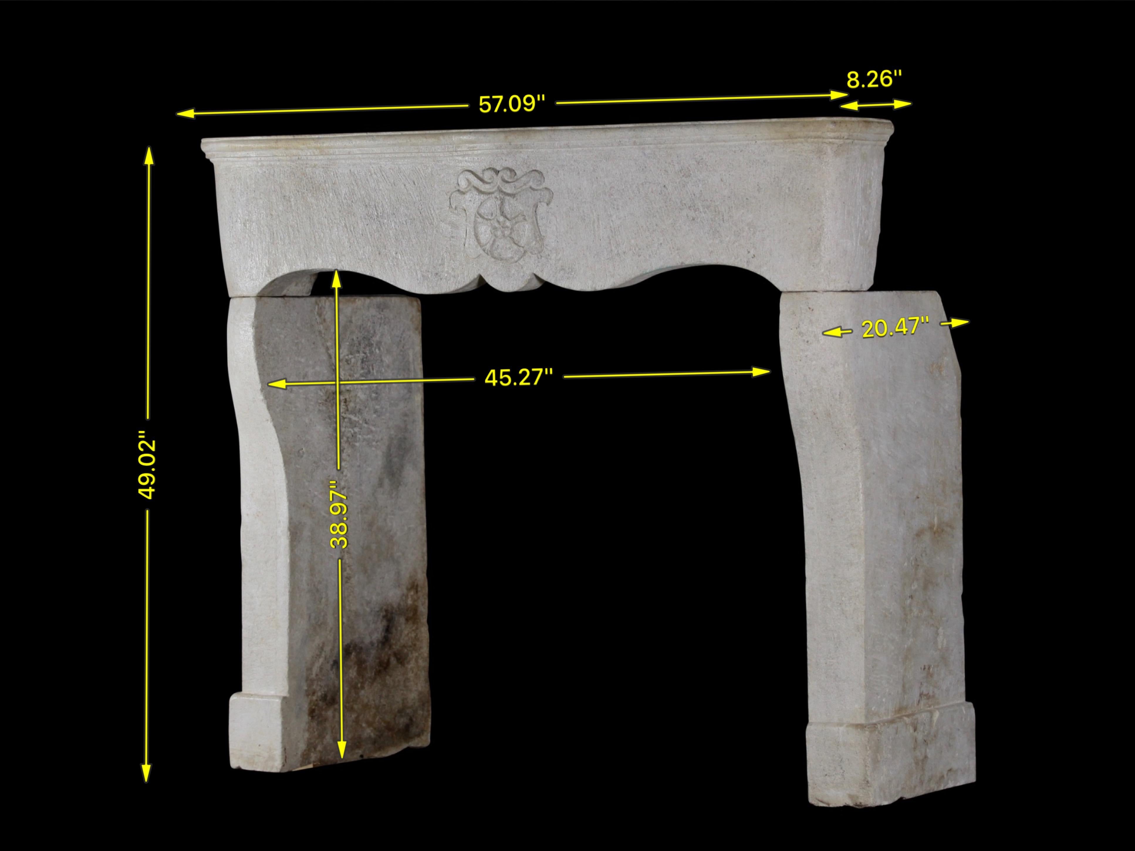 Entorno de chimenea histórico feudal en piedra caliza para una decoración interior intemporal en blanco Luis XIII en venta