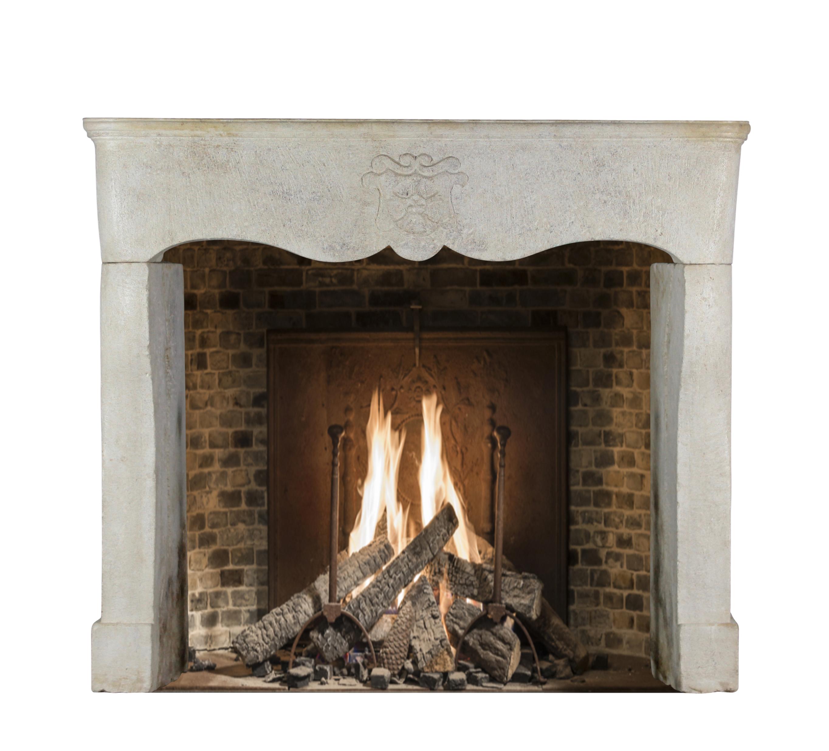 Entorno de chimenea histórico feudal en piedra caliza para una decoración interior intemporal en blanco Francés en venta