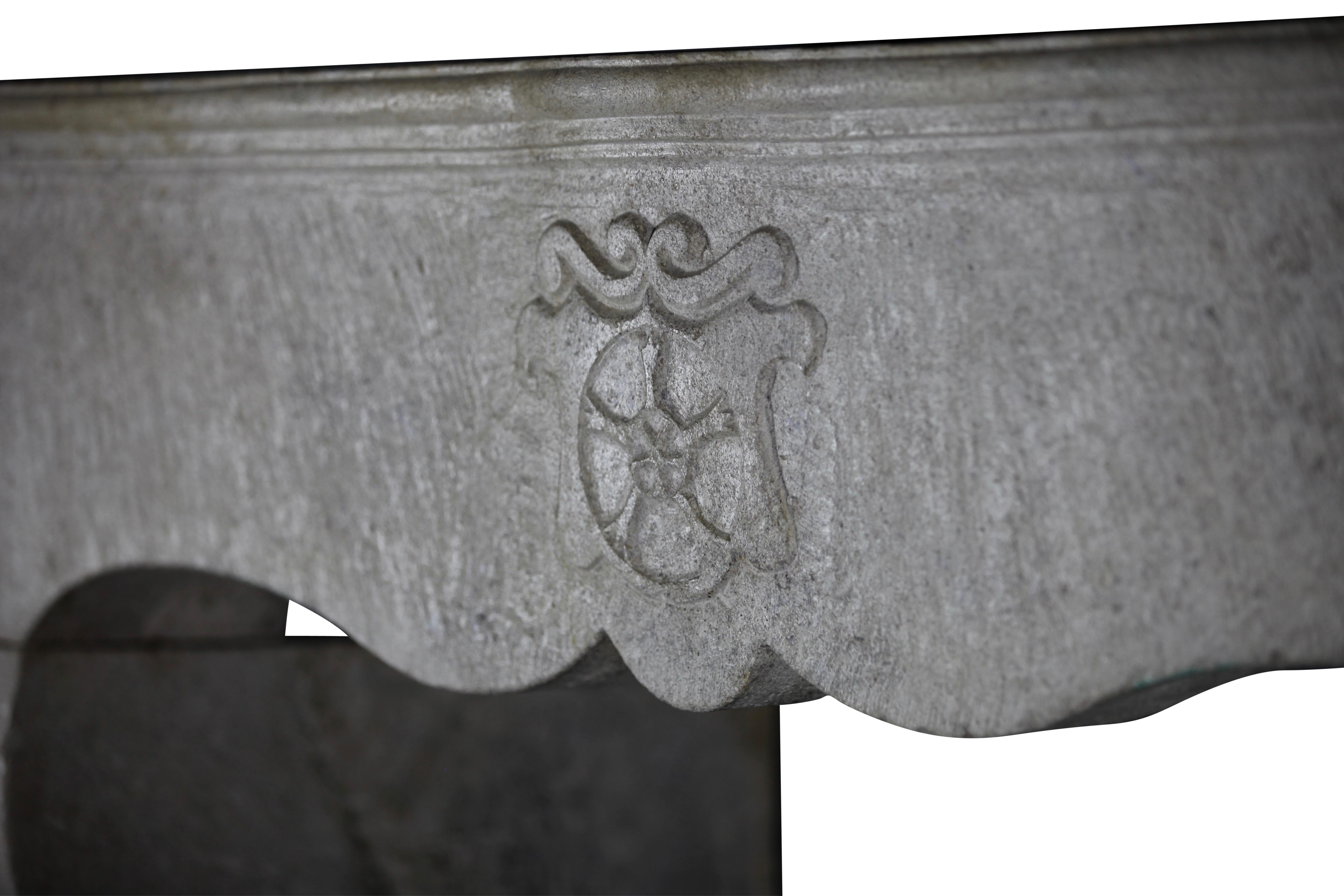 Entorno de chimenea histórico feudal en piedra caliza para una decoración interior intemporal en blanco siglo XVII en venta