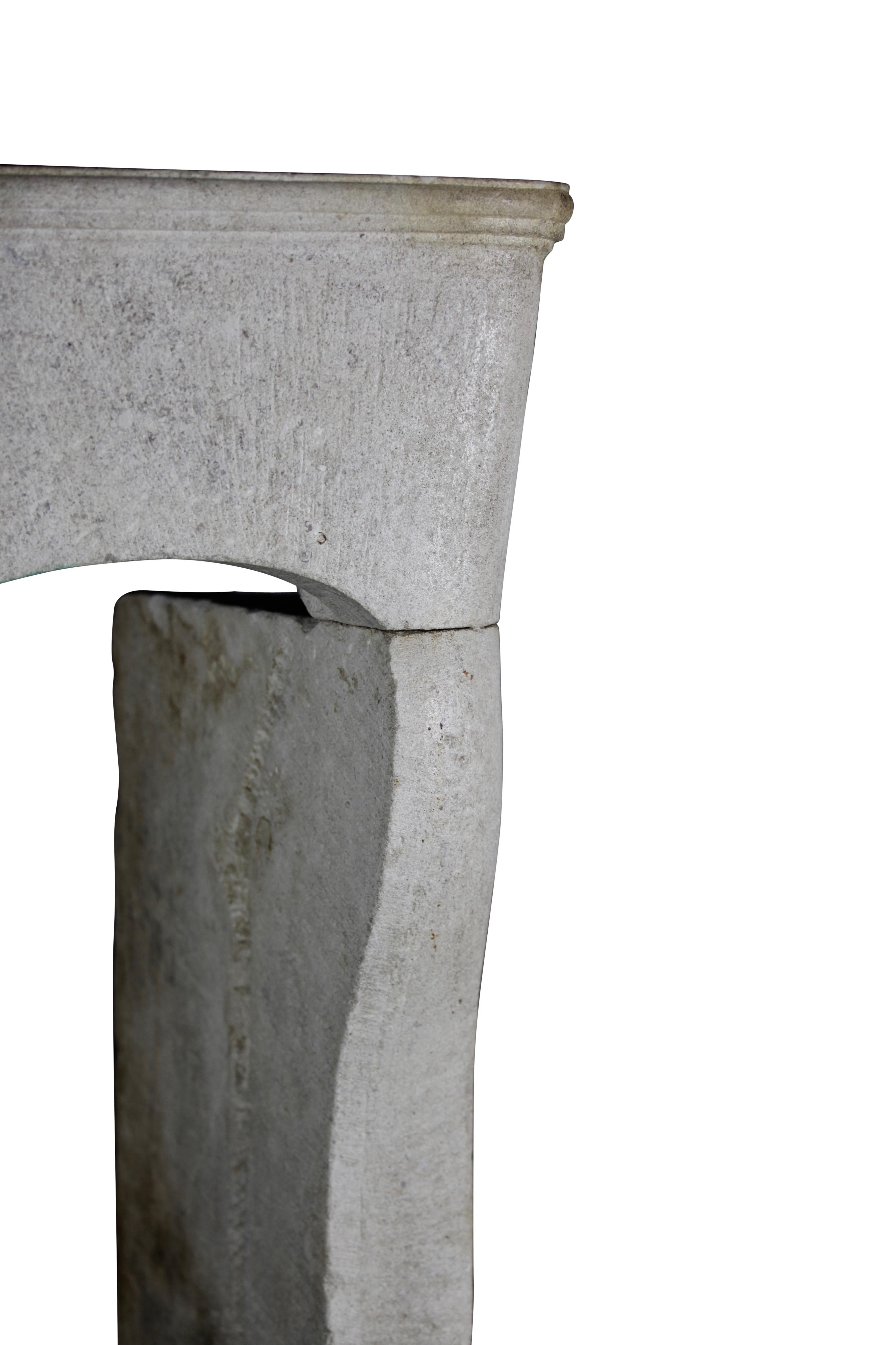 Entorno de chimenea histórico feudal en piedra caliza para una decoración interior intemporal en blanco Caliza en venta