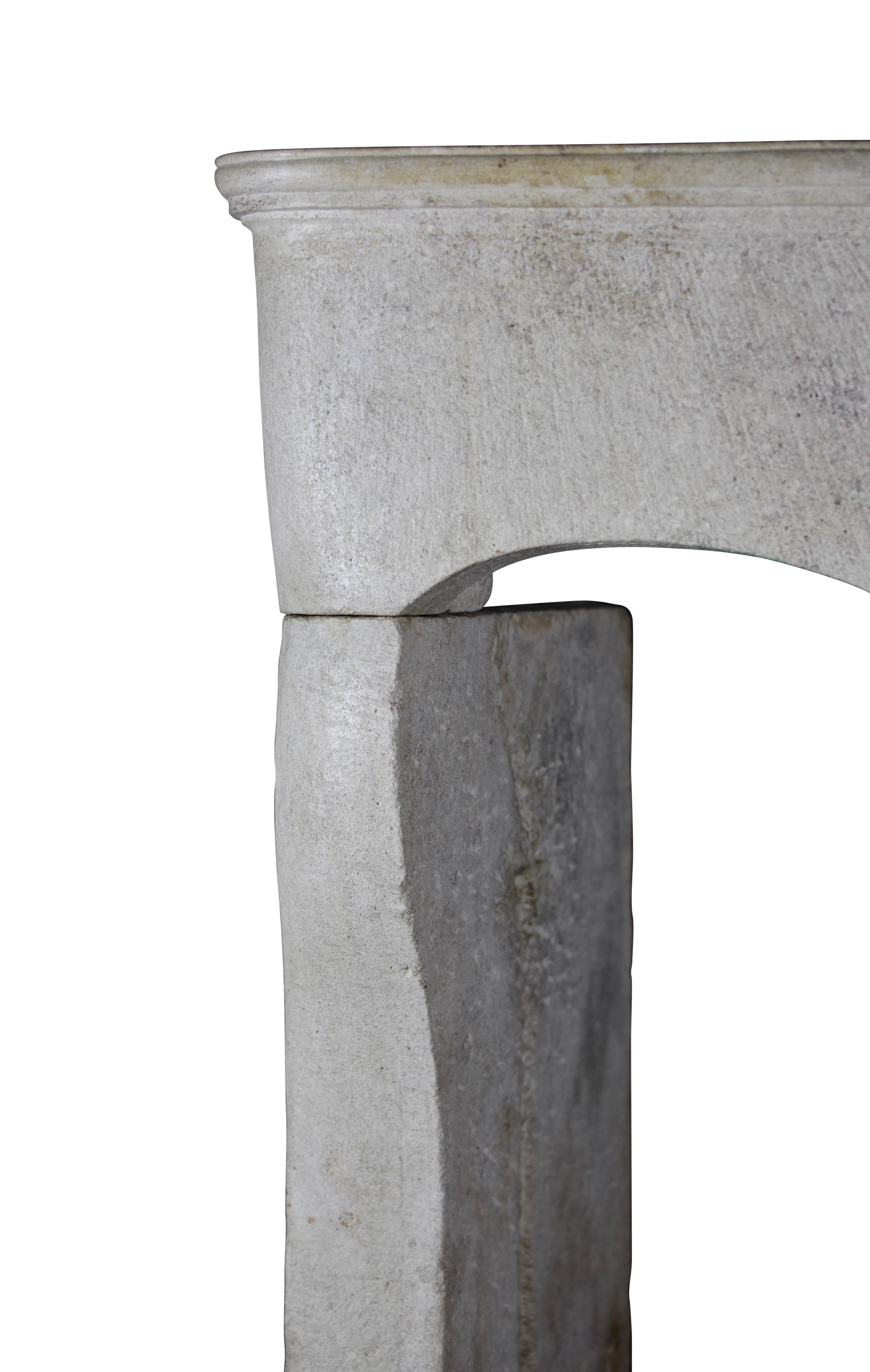 Entorno de chimenea histórico feudal en piedra caliza para una decoración interior intemporal en blanco en venta 1