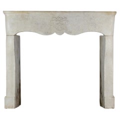 Cornice per caminetto storico feudale in pietra calcarea per un arredamento bianco senza tempo