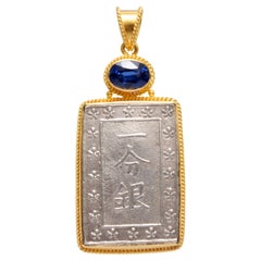 Colgante Japón Feudal Moneda Samurai de Plata Cianita de Oro de 18K