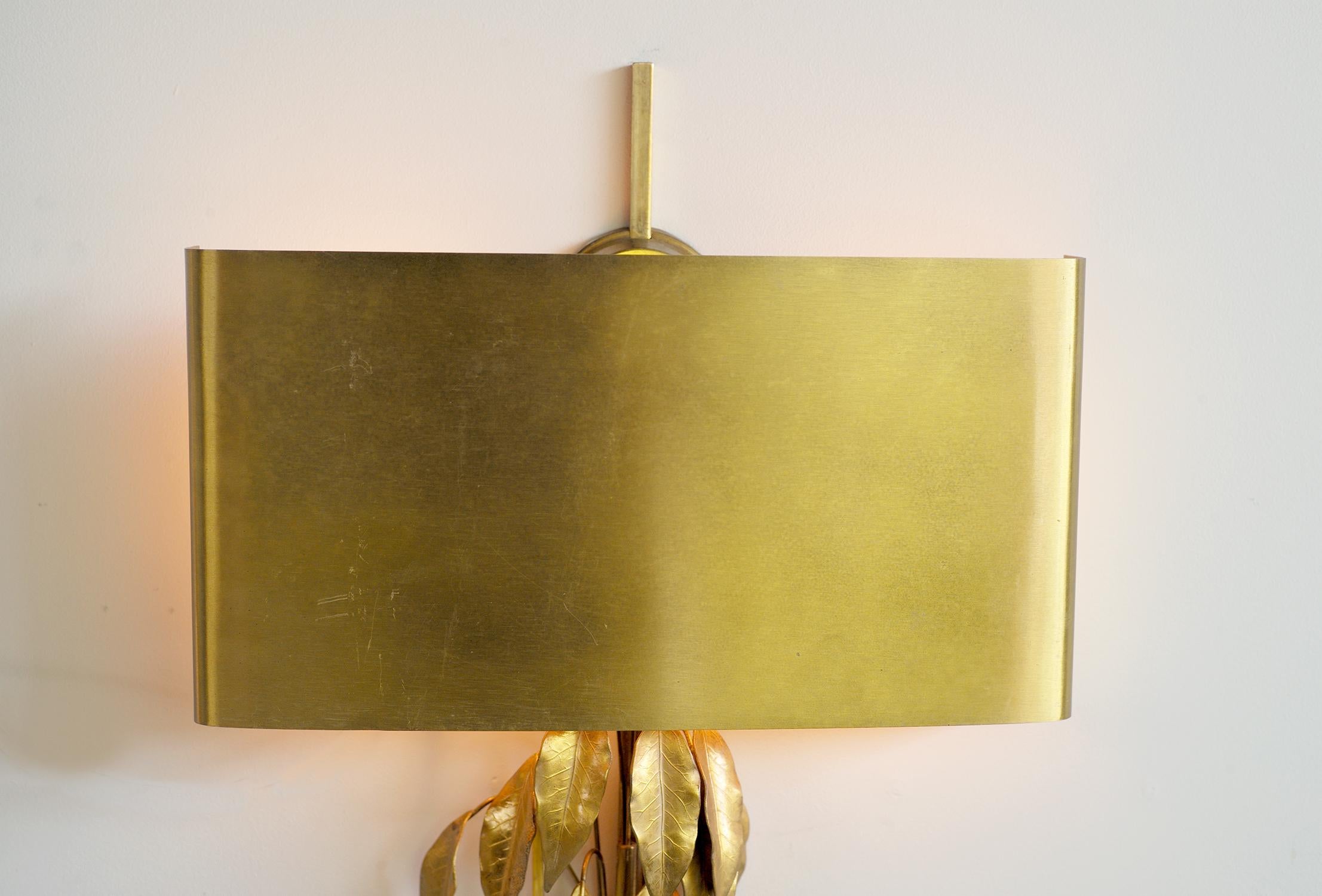 Set of two gilt brass foliage sconces, brushed brass lampshades attributed to Maison Charles, Paris 1970.
Composed of a 6-leaf wall lamp and an 8-leaf wall lamp, the first model being 44cm high by 26cm wide, the second 49.5 cm by 31.3 cm. Very nice