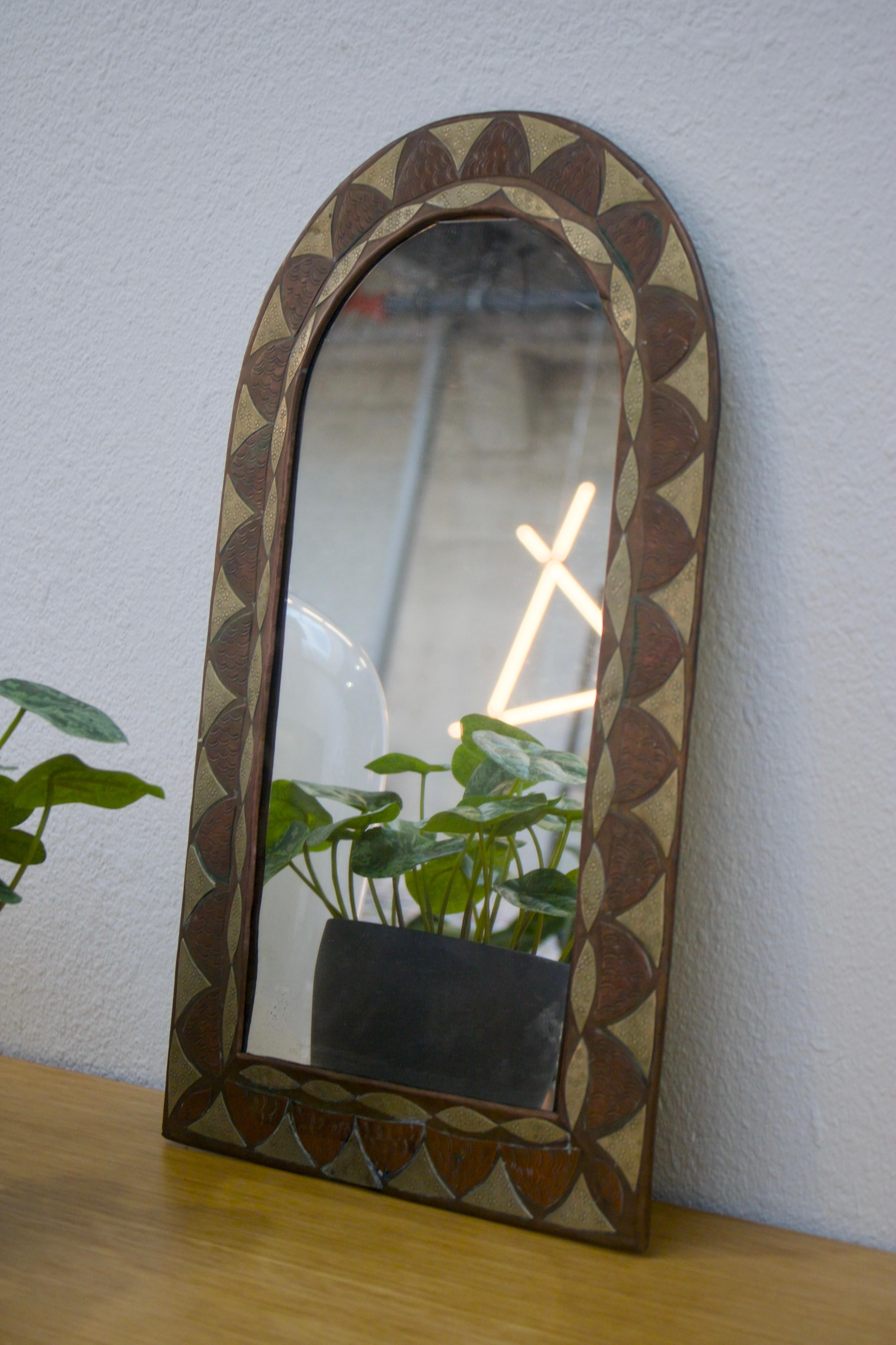 Questo specchio ornato 