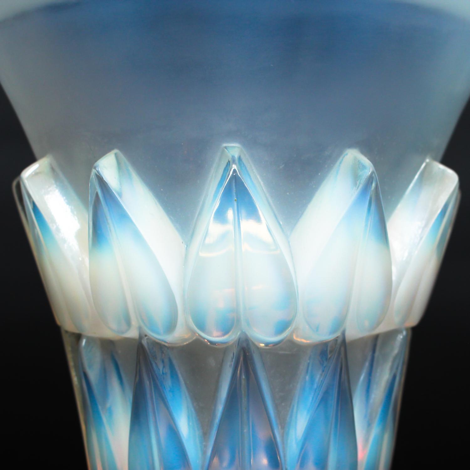 Rene Lalique 'Feuilles' Vase In Good Condition In Forest Row, East Sussex