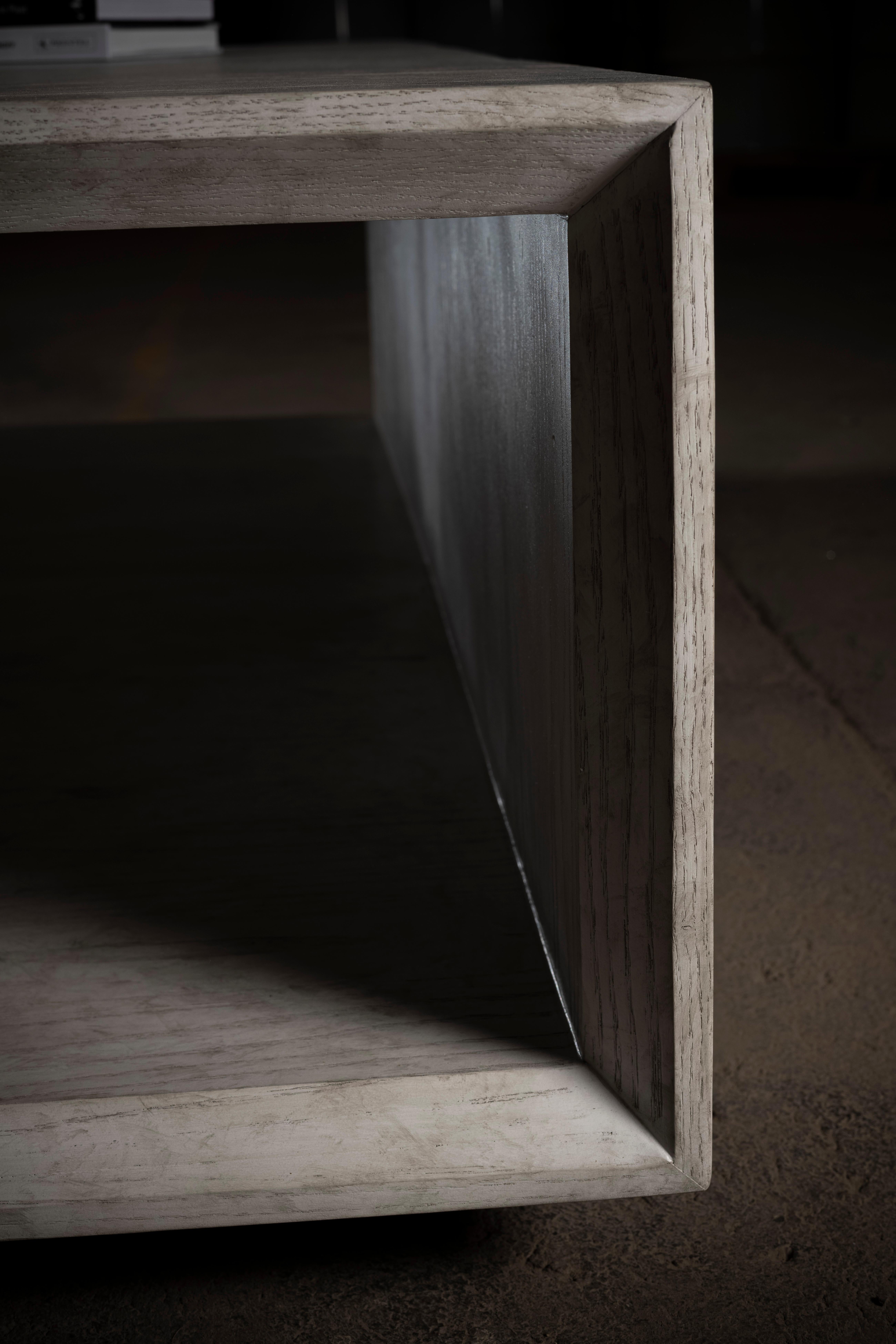 Moderne Table basse carrée Feyd en Oak massif avec finition gris cérusé par No Age Studio en vente