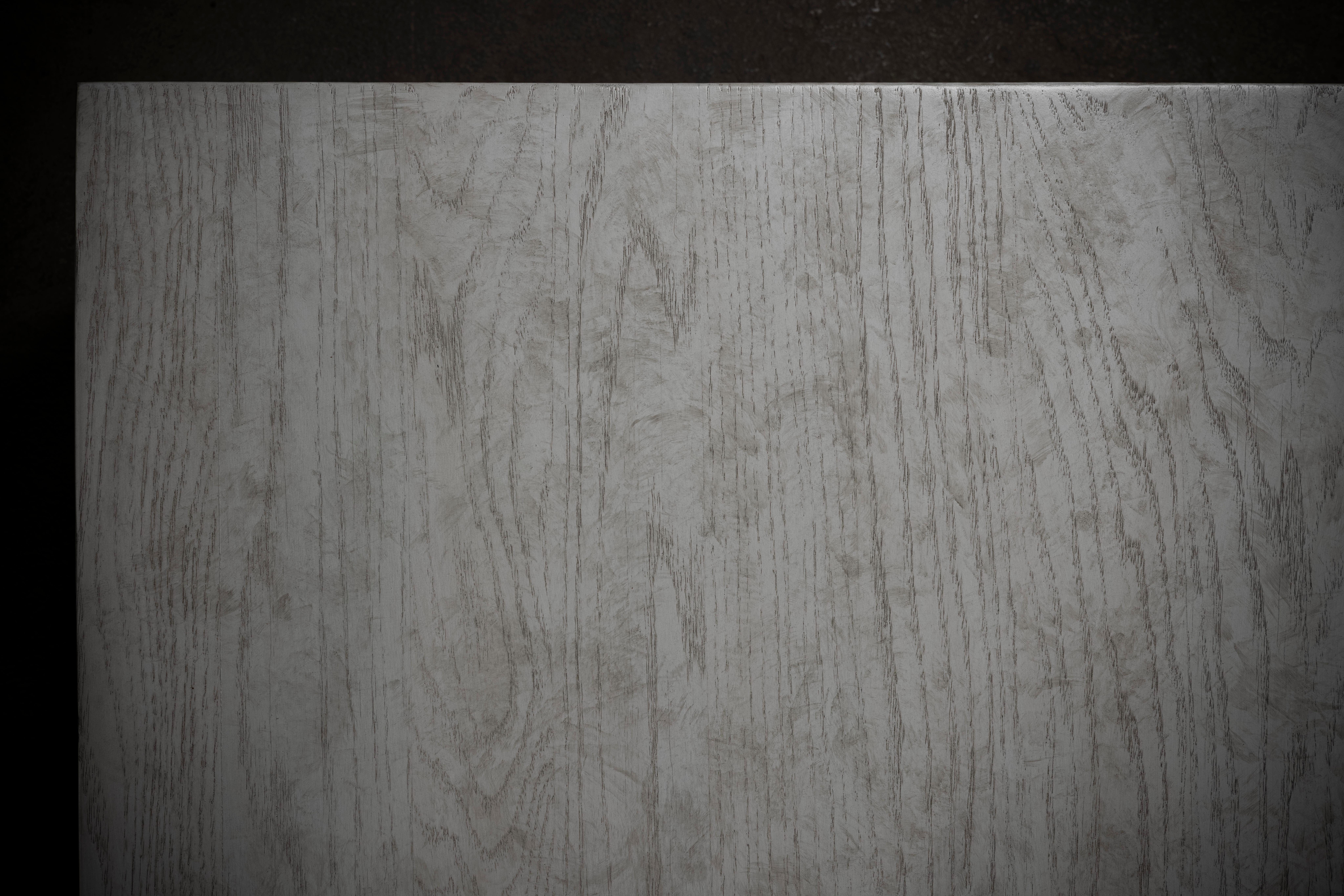 Autre Table basse carrée Feyd en Oak massif avec finition gris cérusé par No Age Studio en vente